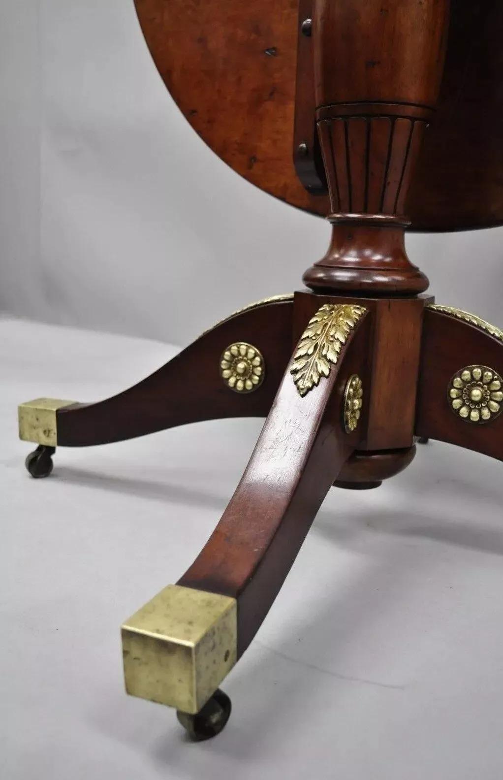 Table centrale ronde de style Empire français du 19e siècle, en acajou et bronze, avec plateau basculant en vente 1