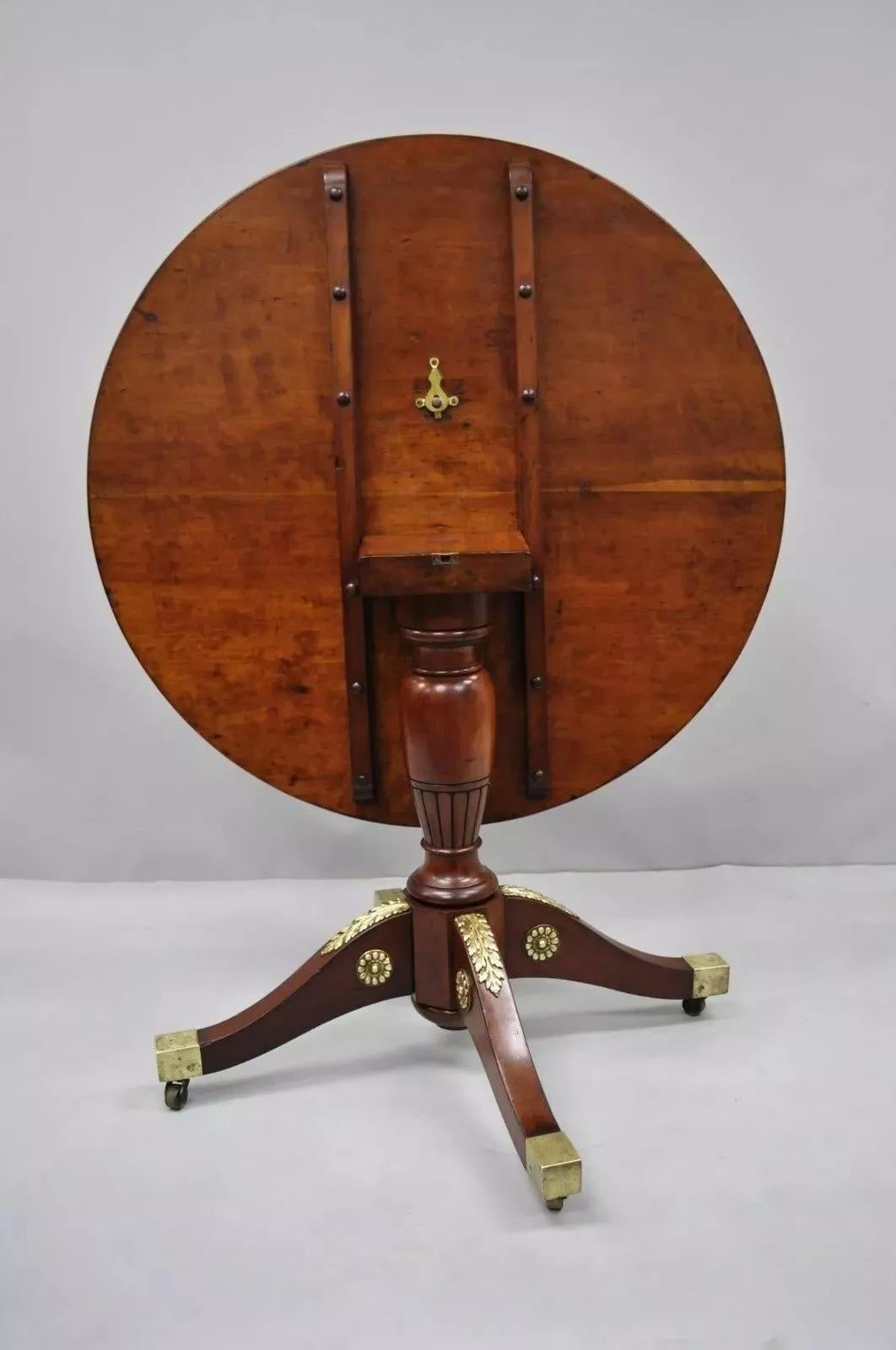 Table centrale ronde de style Empire français du 19e siècle, en acajou et bronze, avec plateau basculant en vente 2