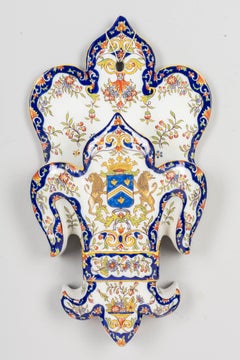Französische Fayence Desvres Fleur de Lis Wandtasche aus dem 19. Jahrhundert