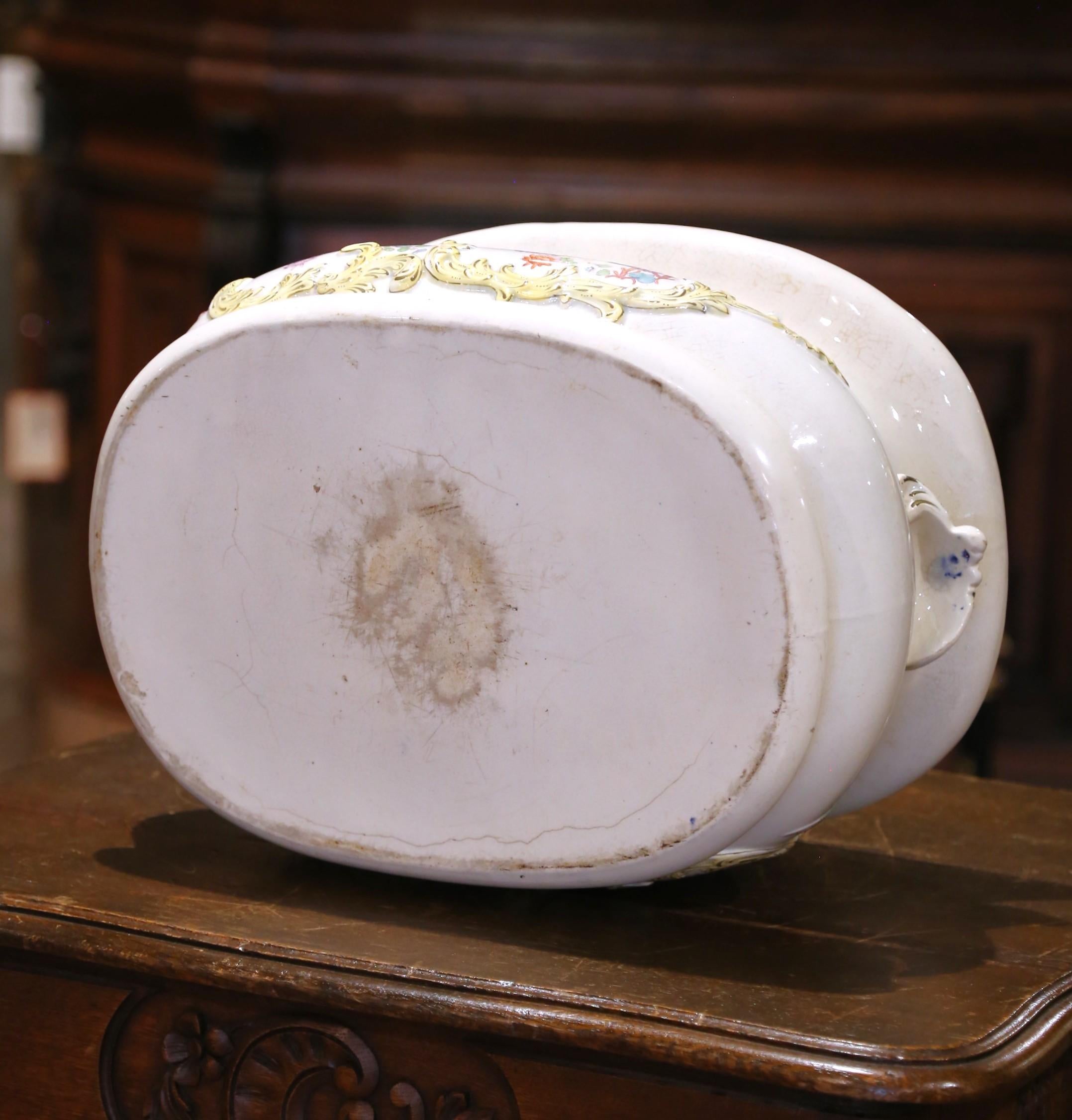 19th C. French Faience Foot Bath with Chinoiserie Birds and Gilt Floral Reliefs For Sale 3