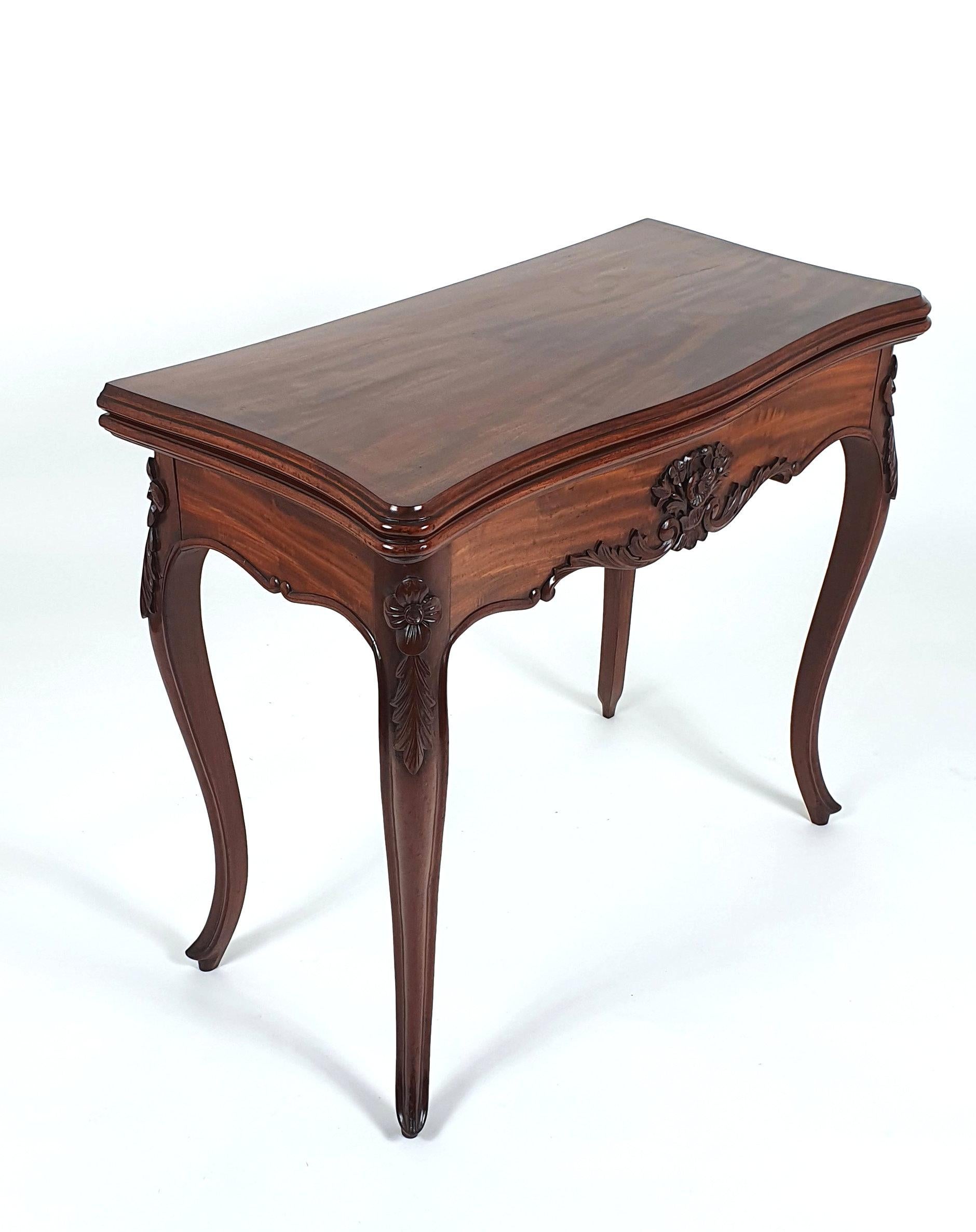 19th Century French Figured Mahogany Fold-Over Card Table In Good Condition For Sale In London, west Sussex