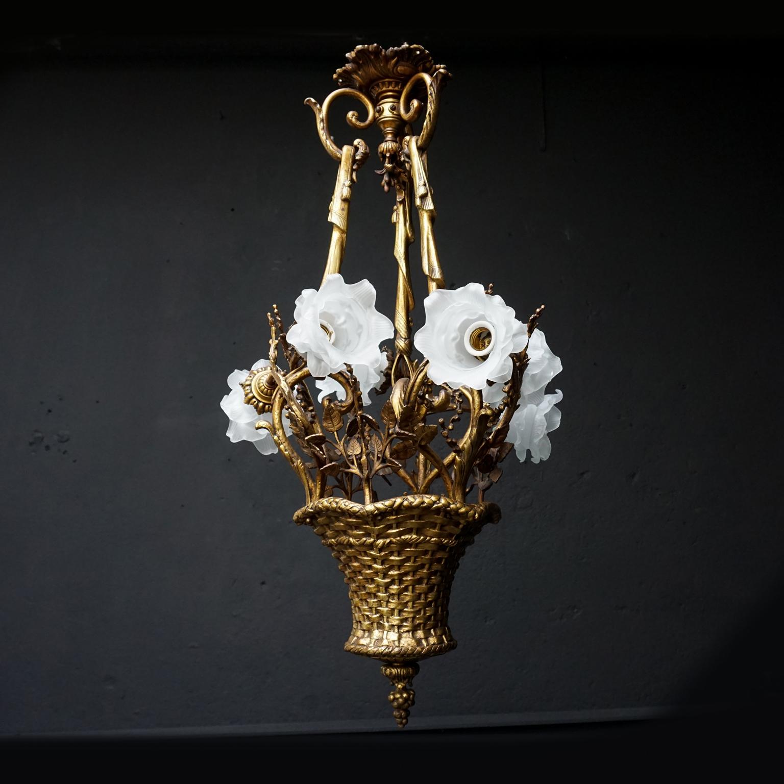 Rococò Cesto in bronzo dorato francese del XIX secolo con rose in vetro, lampadario Marie Antoinette in vendita