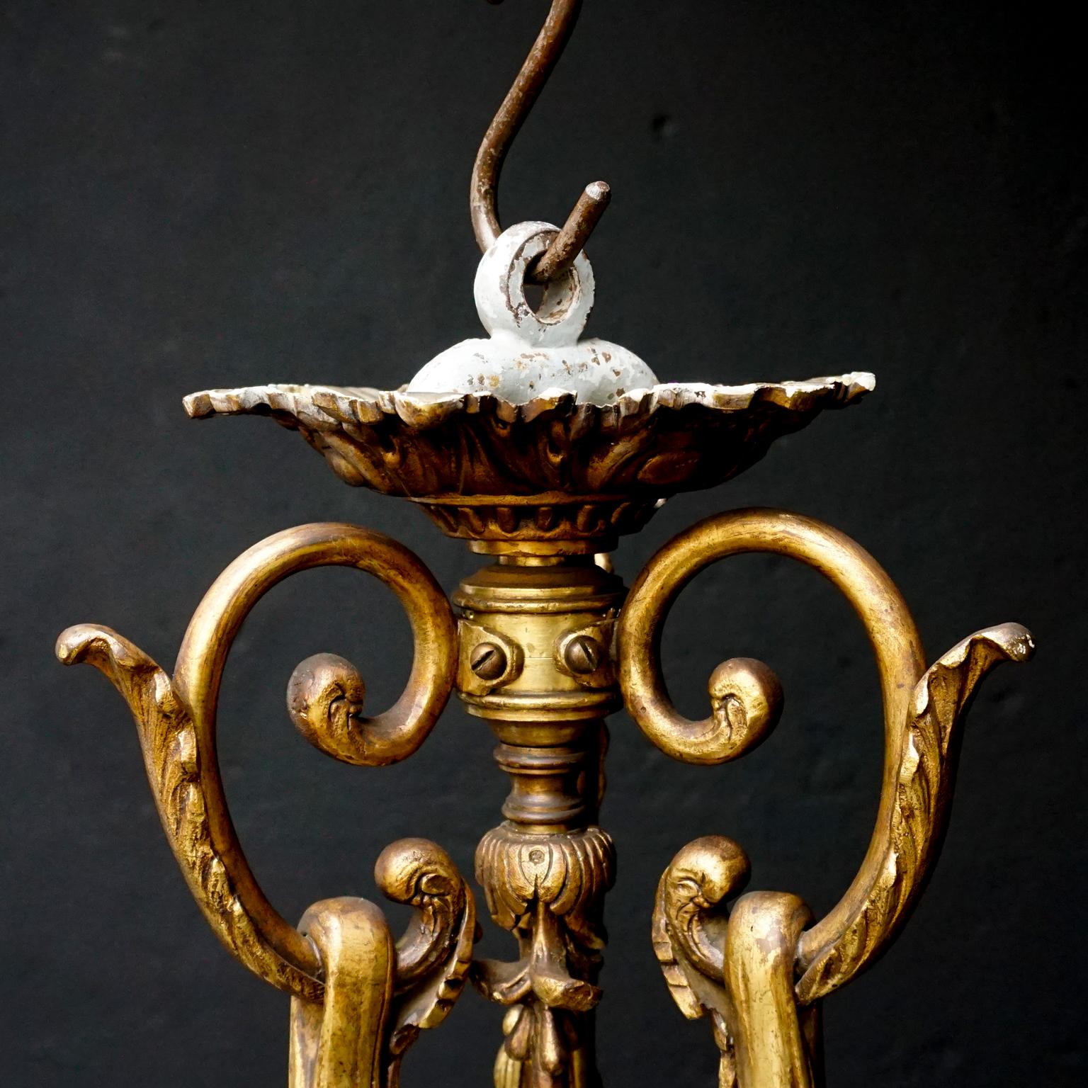 Francese Cesto in bronzo dorato francese del XIX secolo con rose in vetro, lampadario Marie Antoinette in vendita