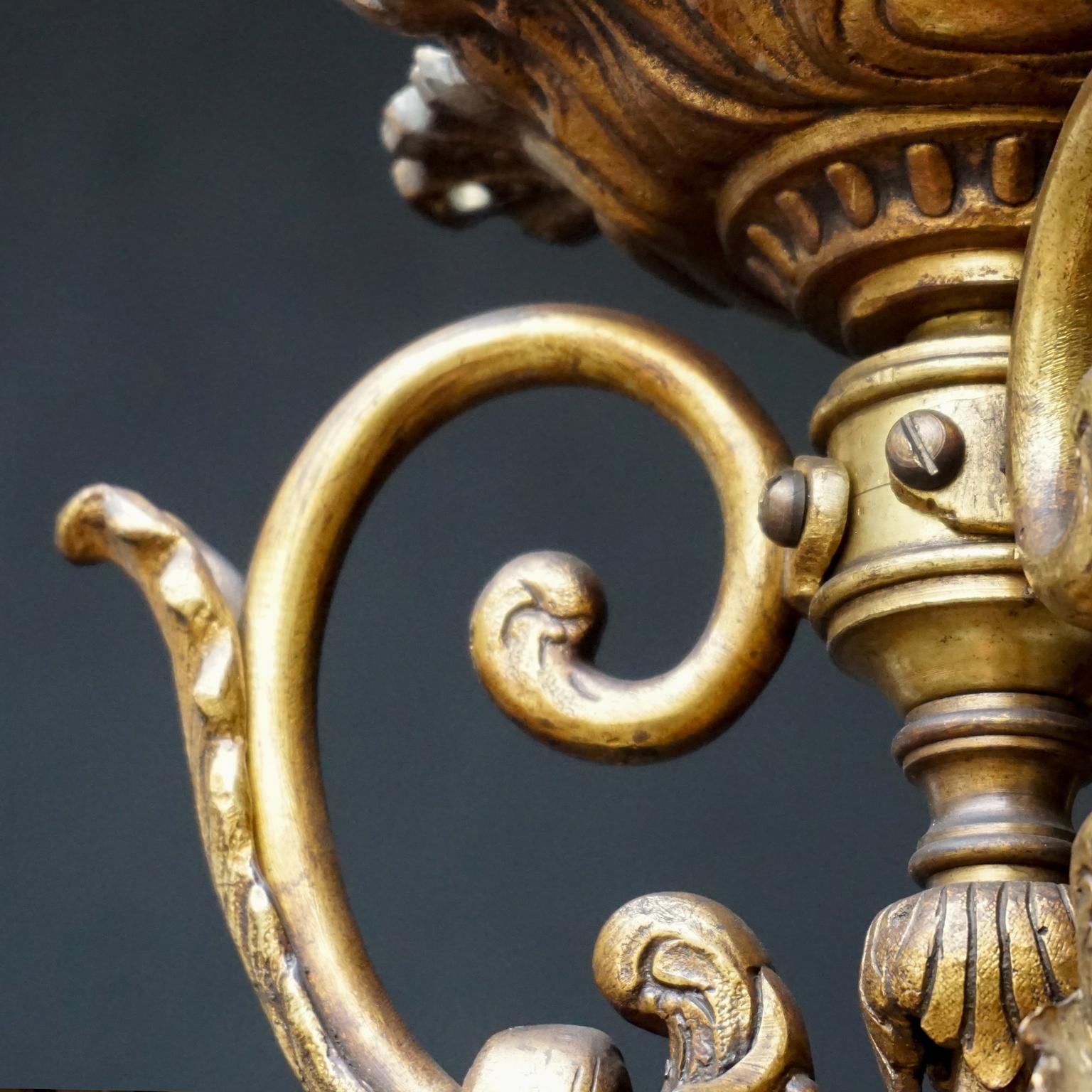 Cesto in bronzo dorato francese del XIX secolo con rose in vetro, lampadario Marie Antoinette In condizioni buone in vendita a Haarlem, NL