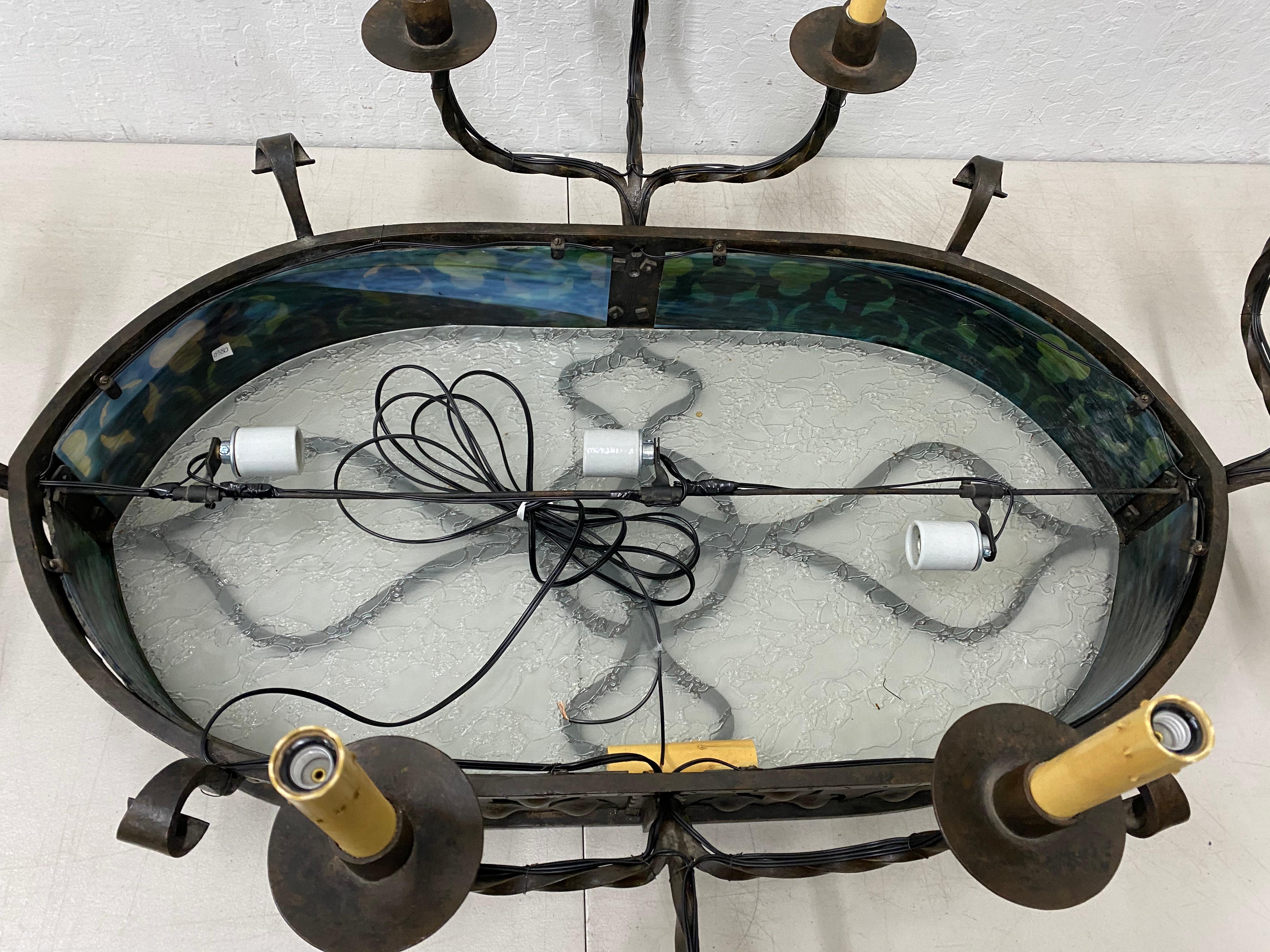 Francese Lampadario gotico francese a 12 luci in ferro battuto e vetro colorato del XIX secolo in vendita