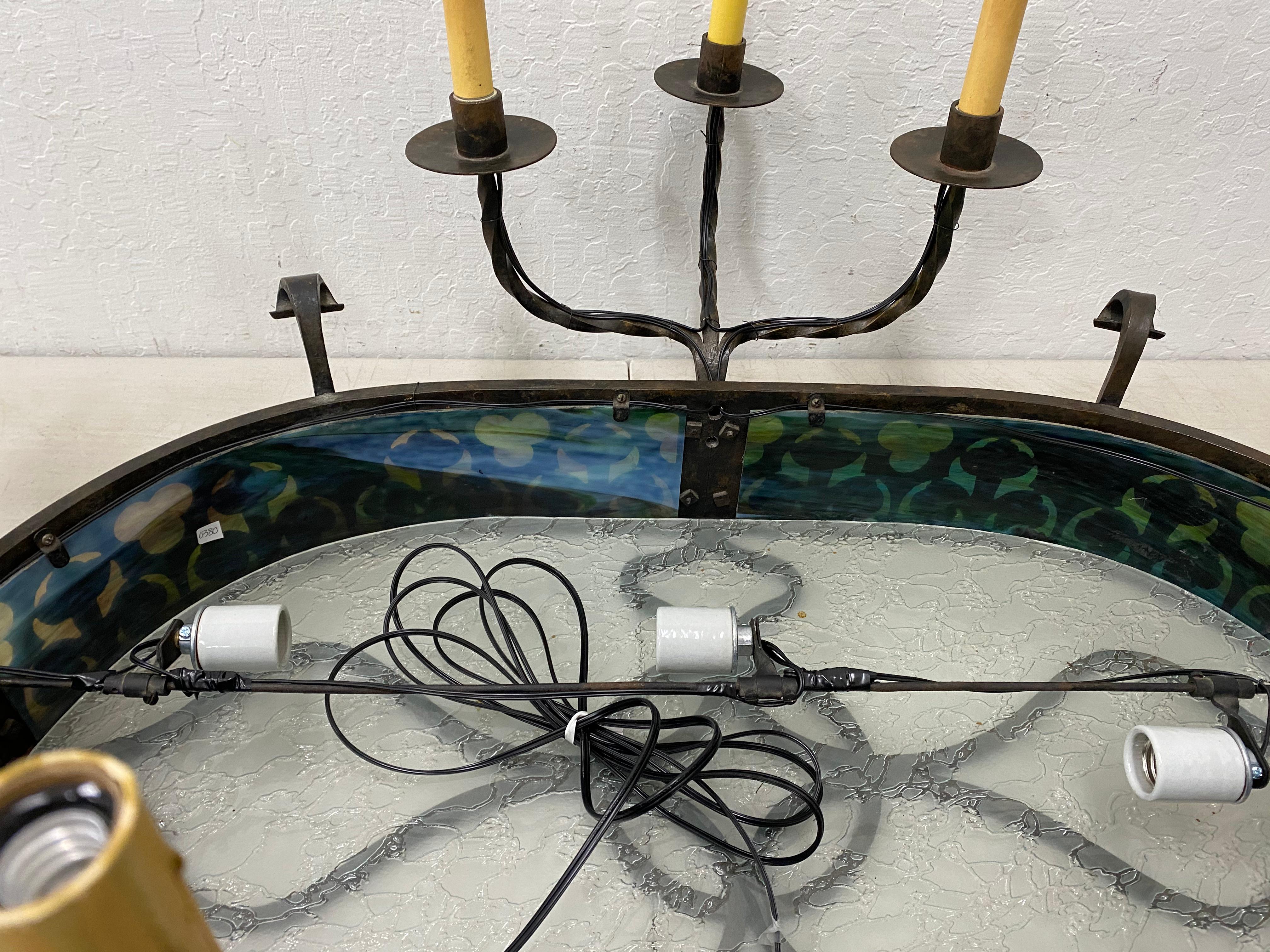 Fatto a mano Lampadario gotico francese a 12 luci in ferro battuto e vetro colorato del XIX secolo in vendita