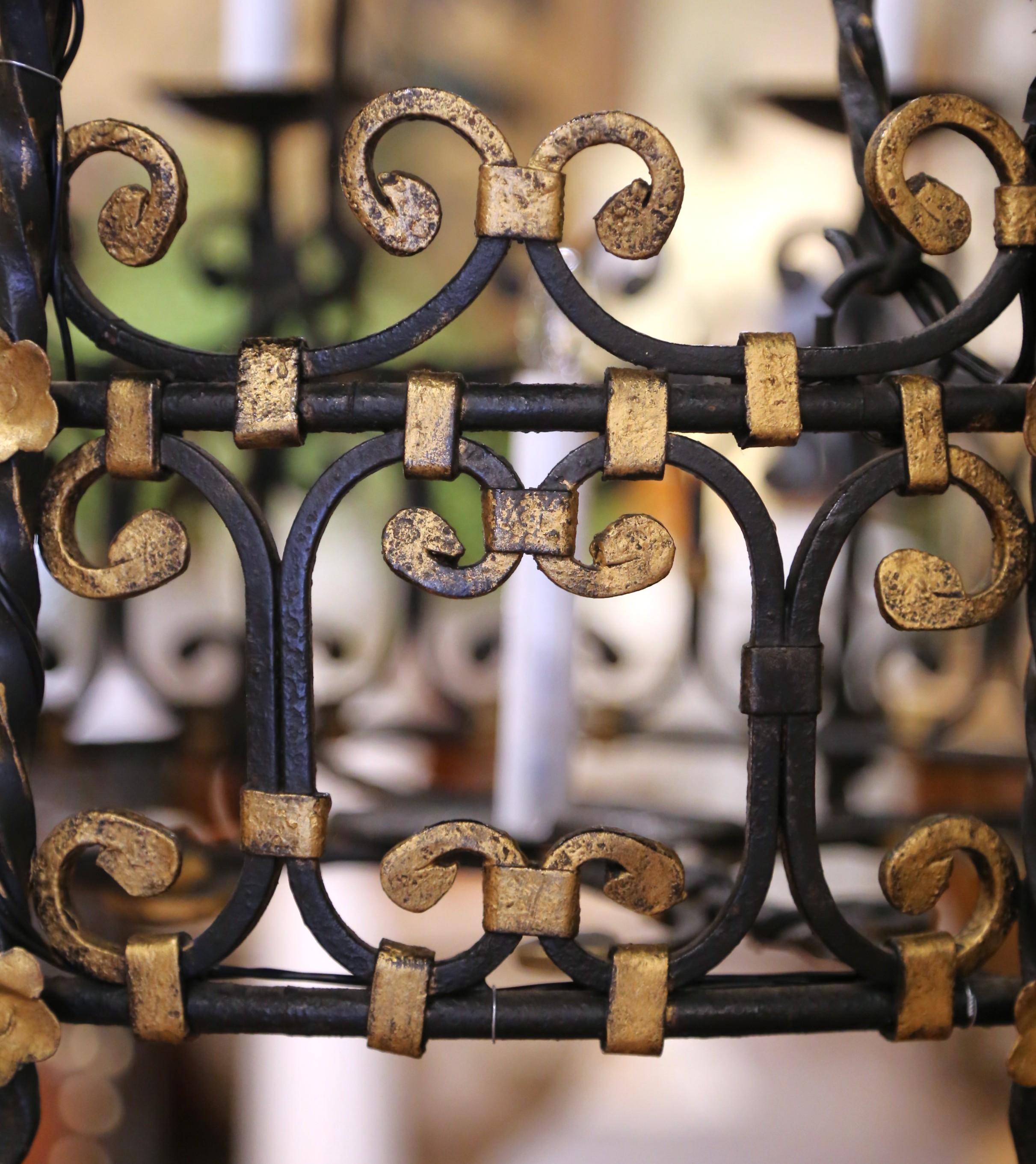 19th C. French Gothic Wrought Iron Chandelier with Crown Top and Gilt Accents Gótico en venta