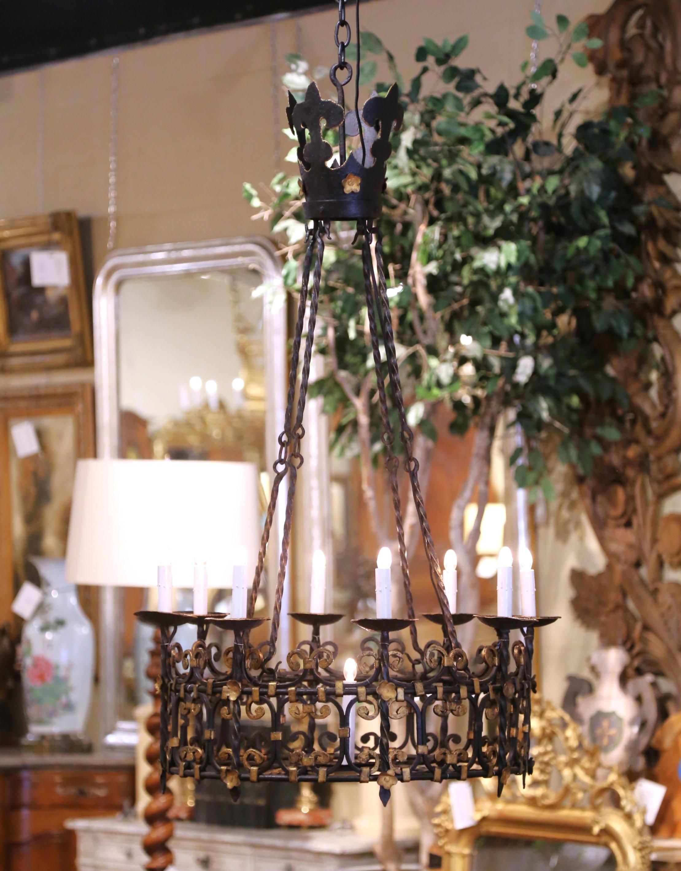 19th C. French Gothic Wrought Iron Chandelier with Crown Top and Gilt Accents Francés en venta