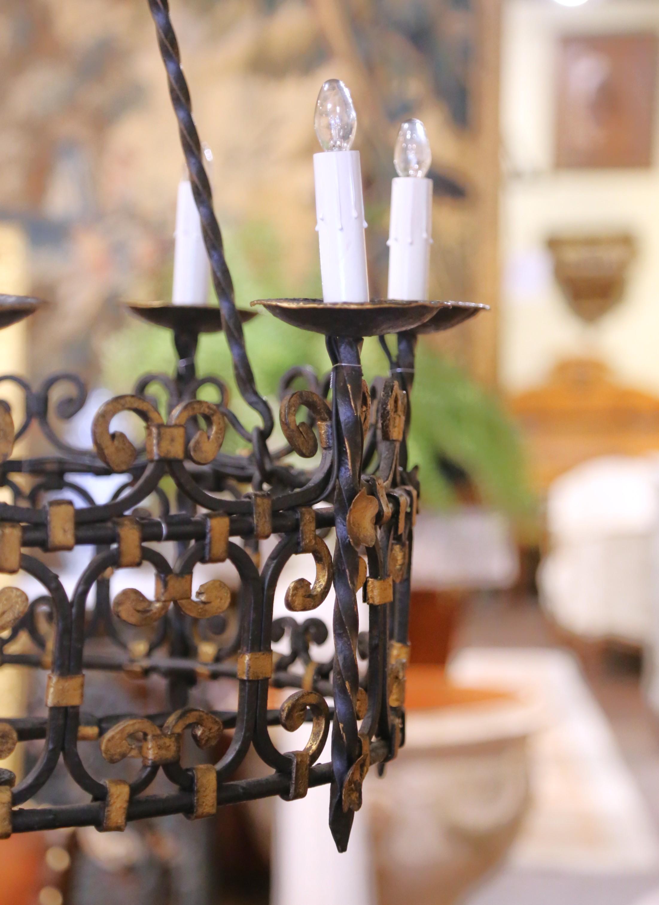 19th C. French Gothic Wrought Iron Chandelier with Crown Top and Gilt Accents Forjado en venta