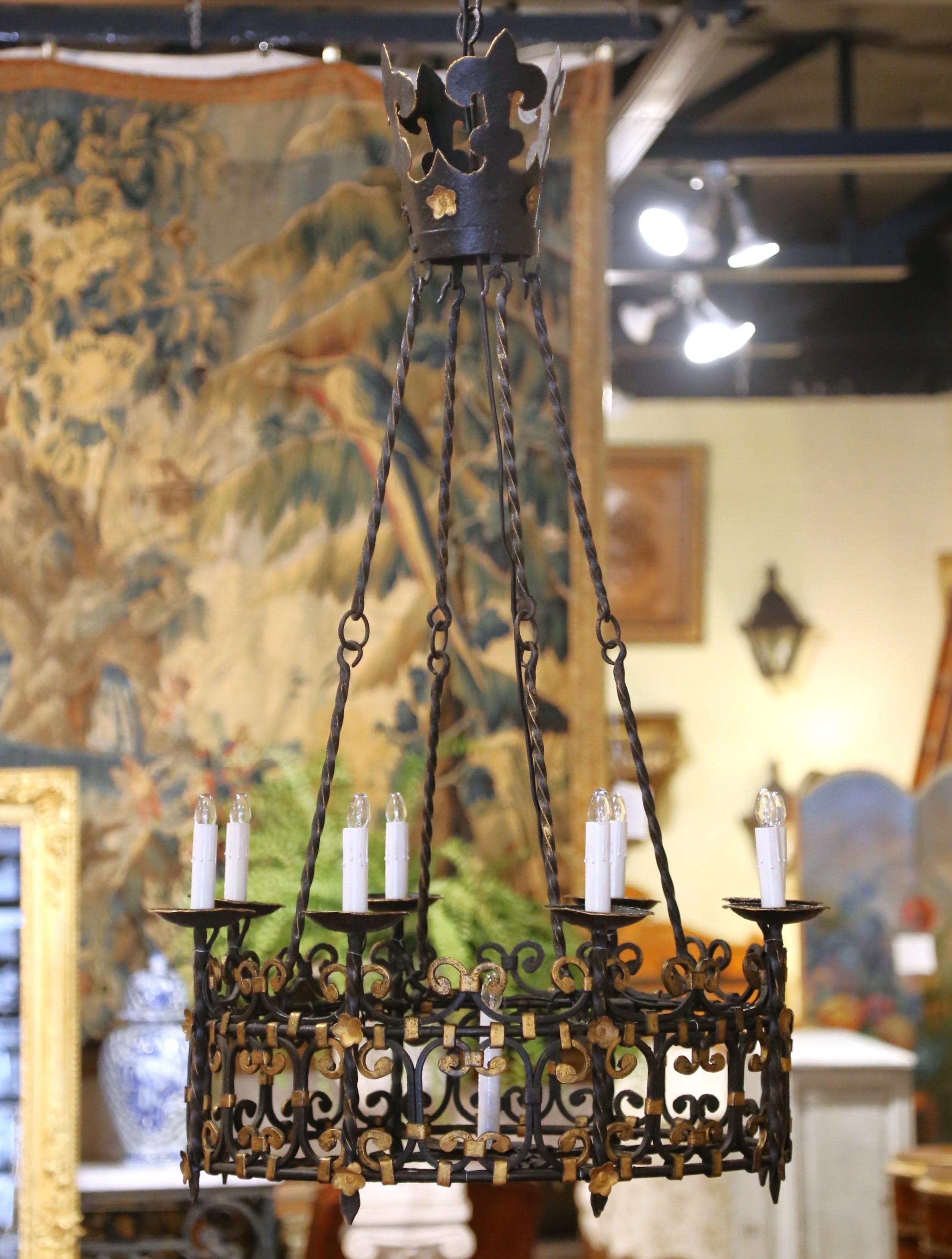 19th C. French Gothic Wrought Iron Chandelier with Crown Top and Gilt Accents en Excelente estado para la venta en Dallas, TX