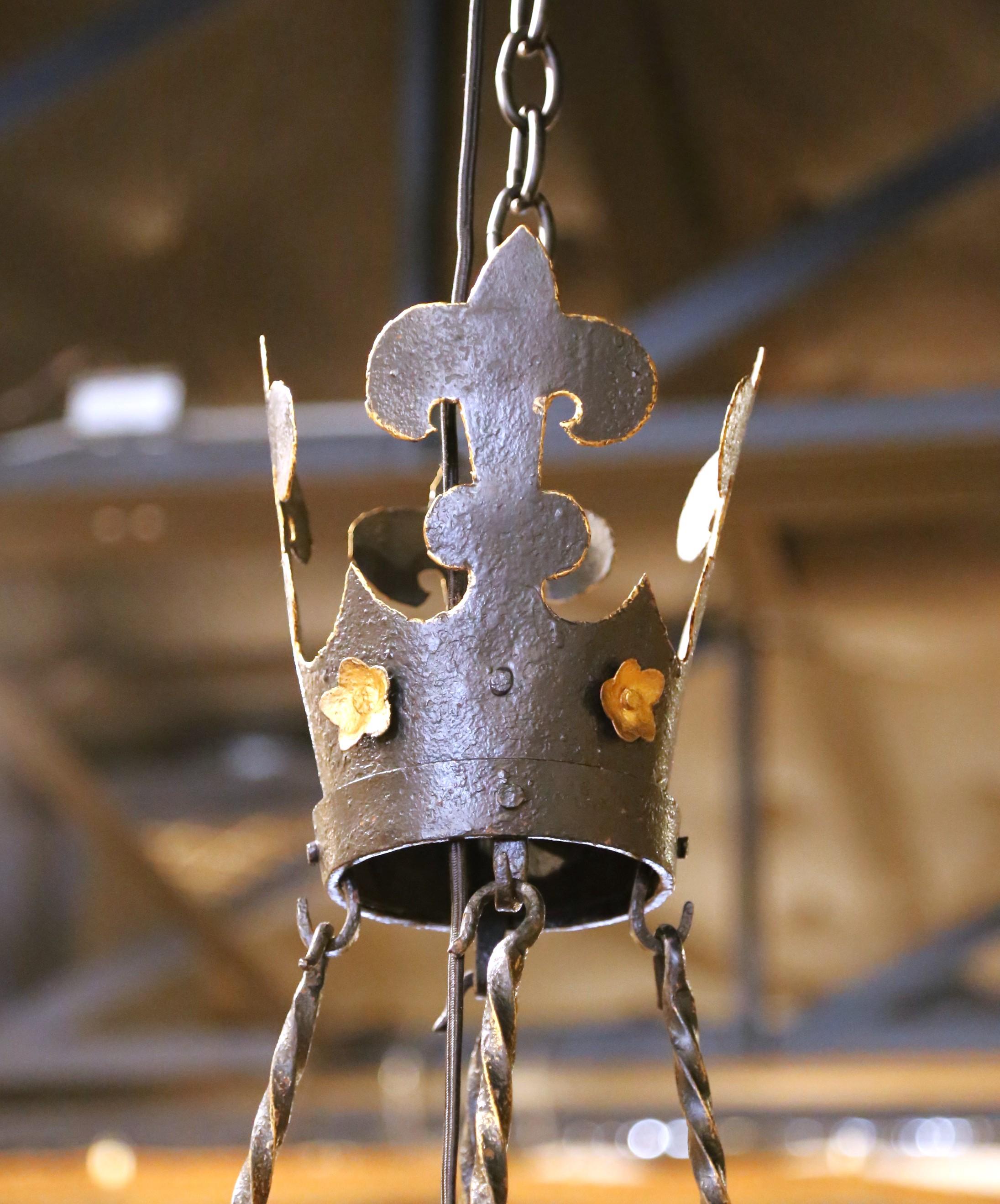 19th C. French Gothic Wrought Iron Chandelier with Crown Top and Gilt Accents siglo XIX en venta