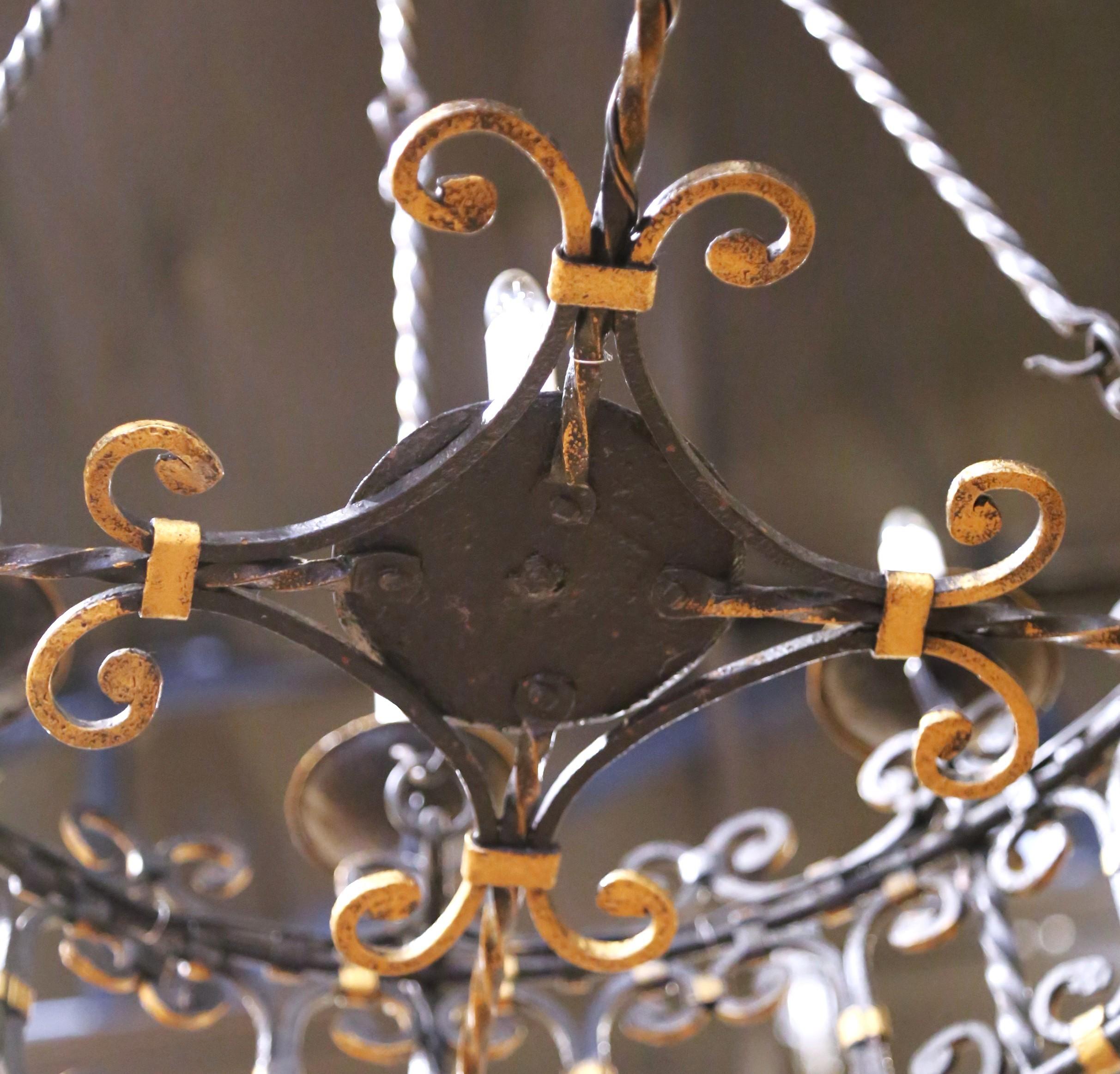 19th C. French Gothic Wrought Iron Chandelier with Crown Top and Gilt Accents en venta 1