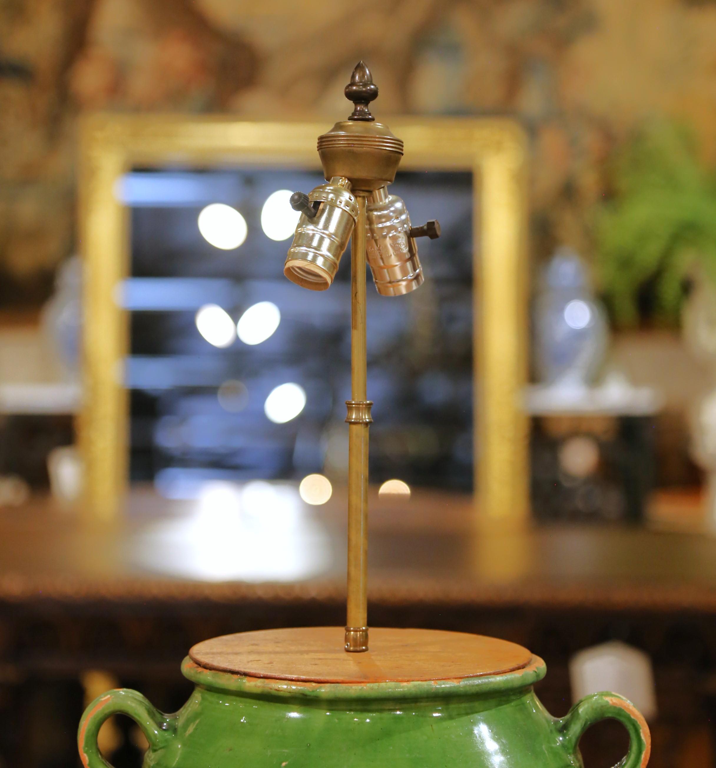 19. Jh. Französische grün glasierte Confit-Topf-Tischlampe mit maßgefertigtem Schirm und Endstück (Glasiert) im Angebot