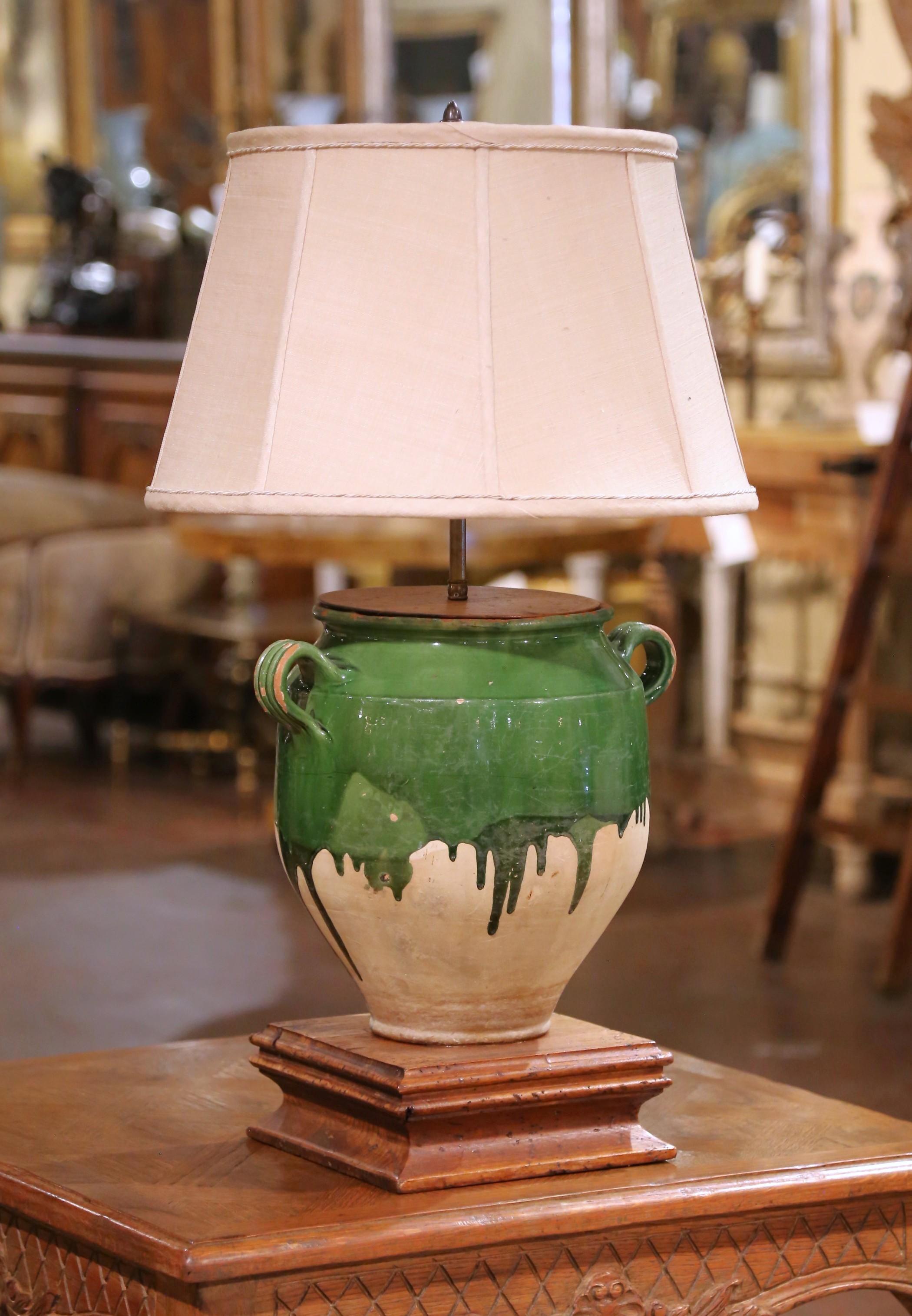 19. Jh. Französische grün glasierte Confit-Topf-Tischlampe mit maßgefertigtem Schirm und Endstück im Zustand „Hervorragend“ im Angebot in Dallas, TX