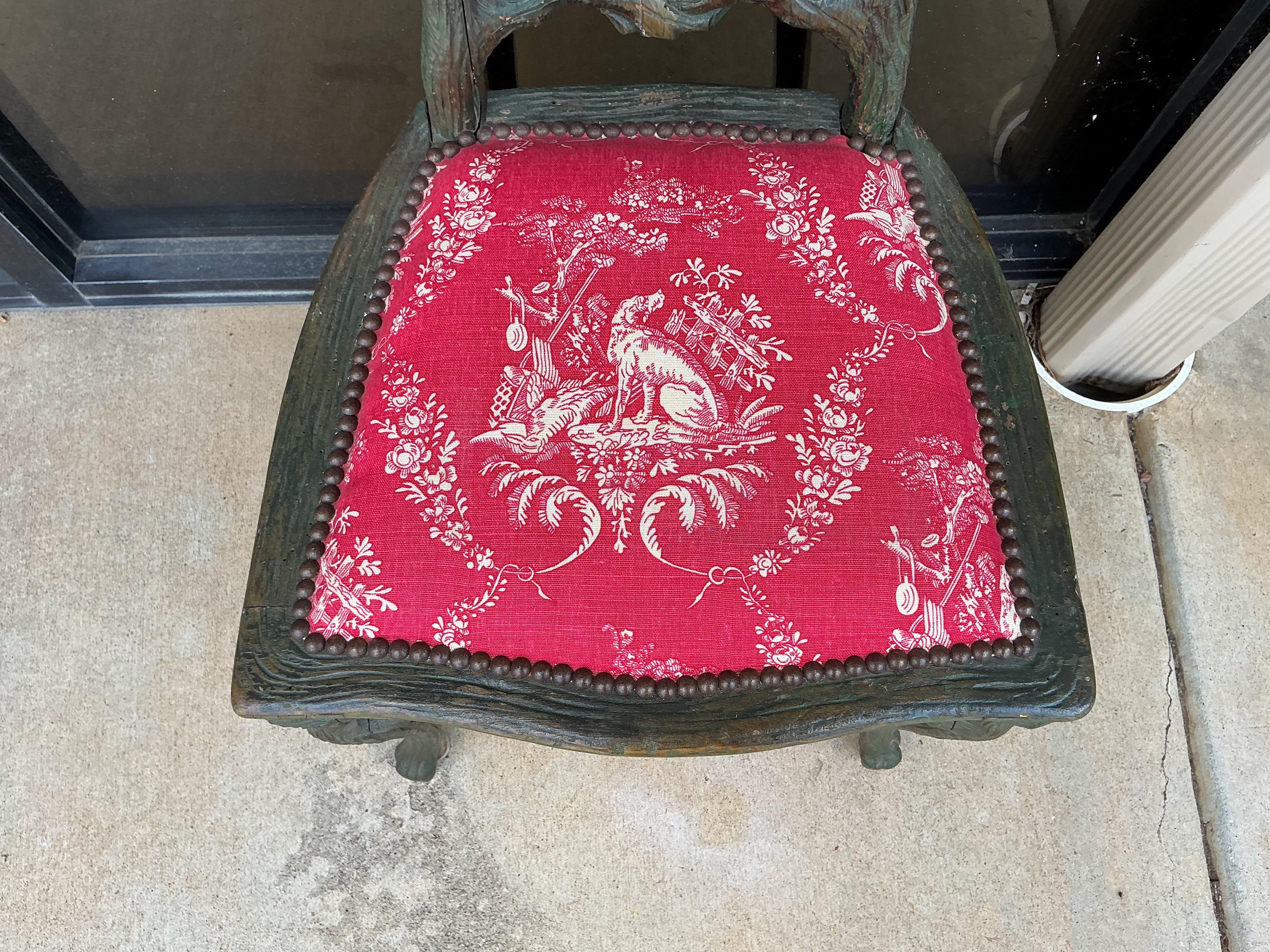 Il s'agit d'une chaise en chêne français du 19ème siècle, sculptée en Forêt Noire et tapissée d'une toile de chien, attribuée à Brunschwig & Fils. Le dos représente une série de branches tressées. La peinture verte est également ancienne. Il est
