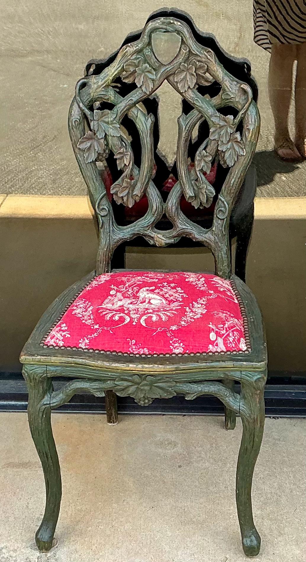 Forêt-Noire 19ème siècle. Chaise d'appoint sculptée en Black Forest, peinte en vert, en lin Toile de chien en vente