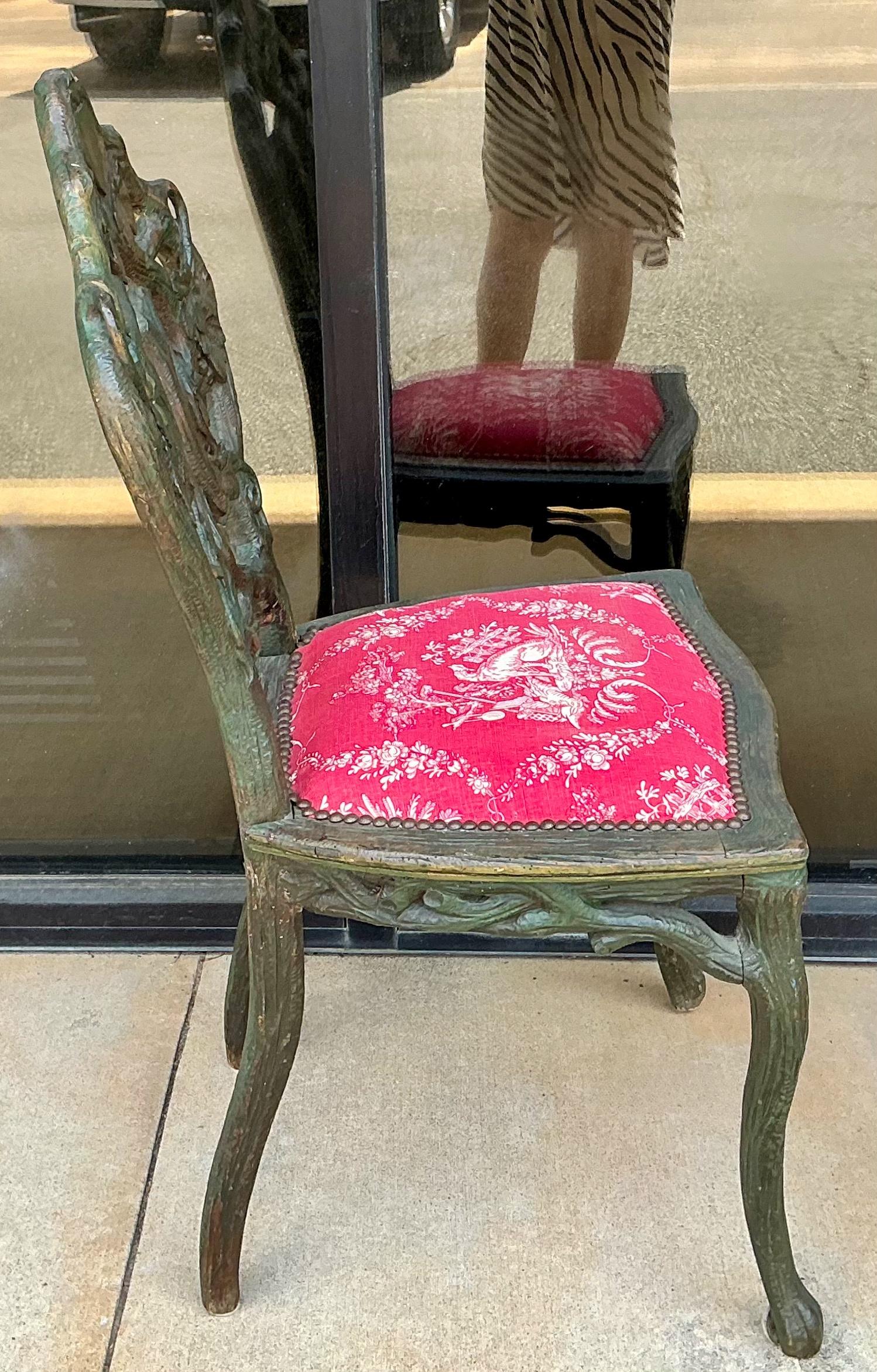 Français 19ème siècle. Chaise d'appoint sculptée en Black Forest, peinte en vert, en lin Toile de chien en vente