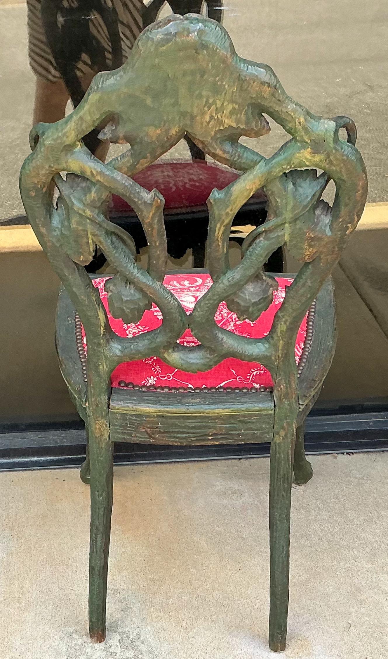 XIXe siècle 19ème siècle. Chaise d'appoint sculptée en Black Forest, peinte en vert, en lin Toile de chien en vente