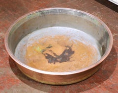 Bacino di rame martellato francese del XIX secolo con bordo arrotolato e patina di Verdigris