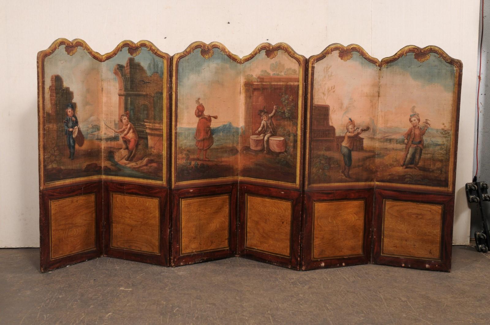 Paravent ou séparateur de pièce français de grande taille, peint à la main, du XIXe siècle. Ce paravent ancien en accordéon, originaire de France, se compose de six grands panneaux avec des rails supérieurs joliment arqués, reliés par des