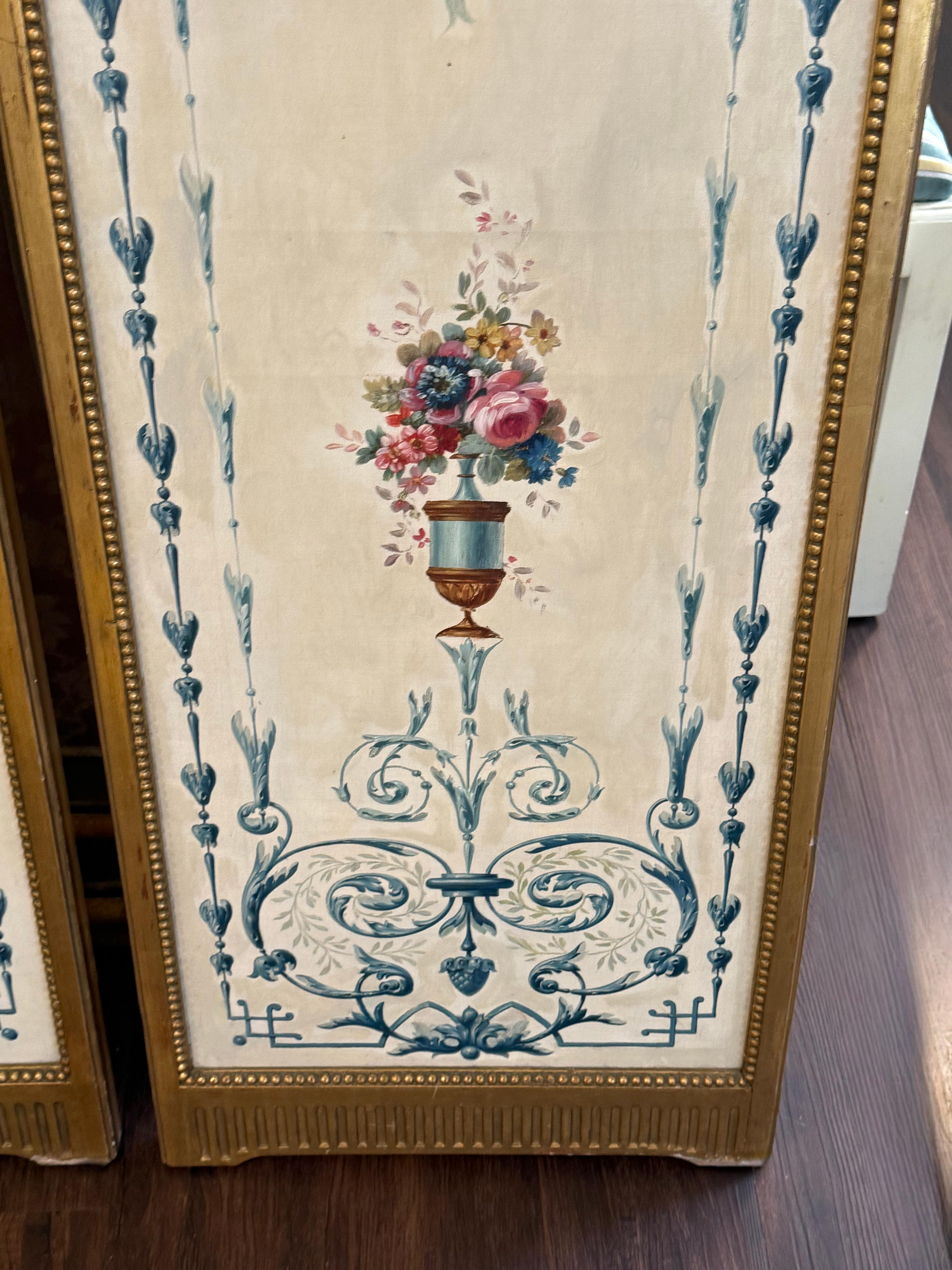 19. Jahrhundert. Französisches handbemaltes Ölgemälde auf Leinwand Floral / Urnentafeln in vergoldetem Holzrahmen im Zustand „Gut“ im Angebot in Kennesaw, GA