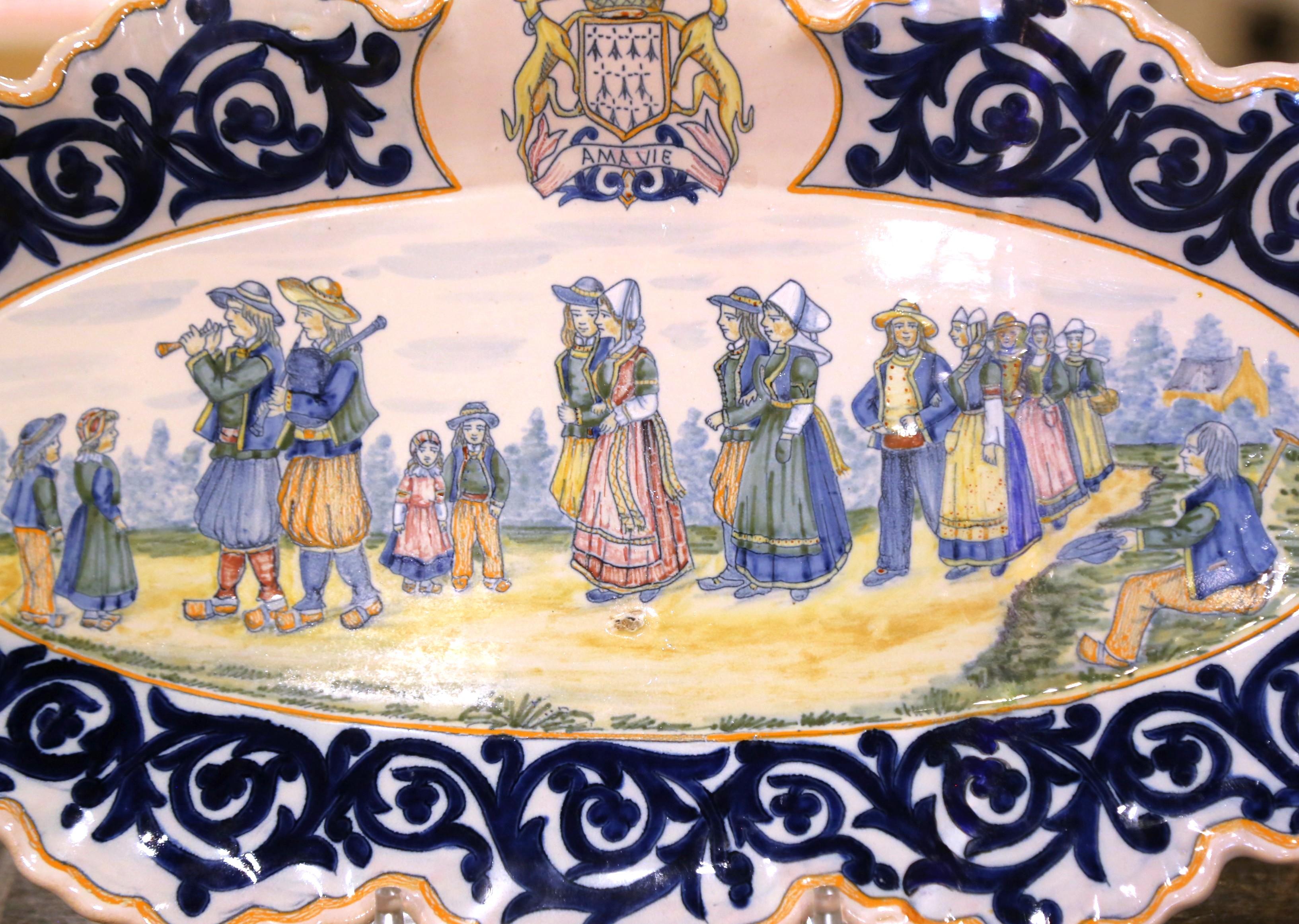 Placa mural francesa de loza Henriot Quimper del S. XIX con escena de danza bretona Francés en venta
