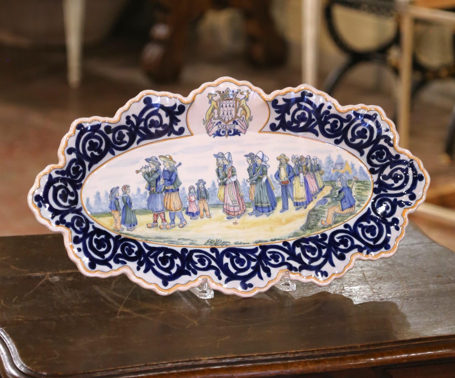 Placa mural francesa de loza Henriot Quimper del S. XIX con escena de danza bretona en Excelente estado para la venta en Dallas, TX