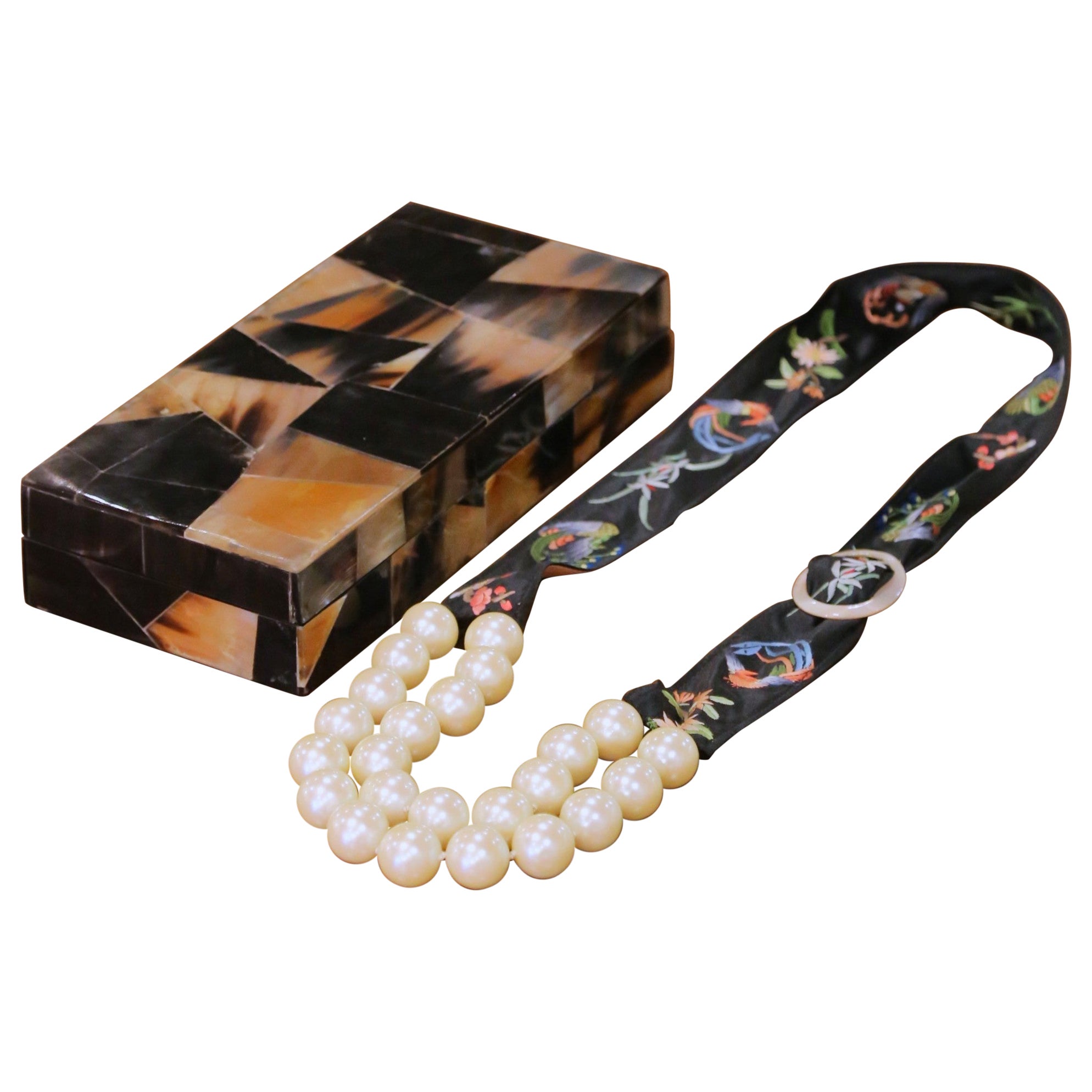 Caja decorativa de mosaico de cuerno francés del s. XIX con collar de perlas de cinta bordada en venta