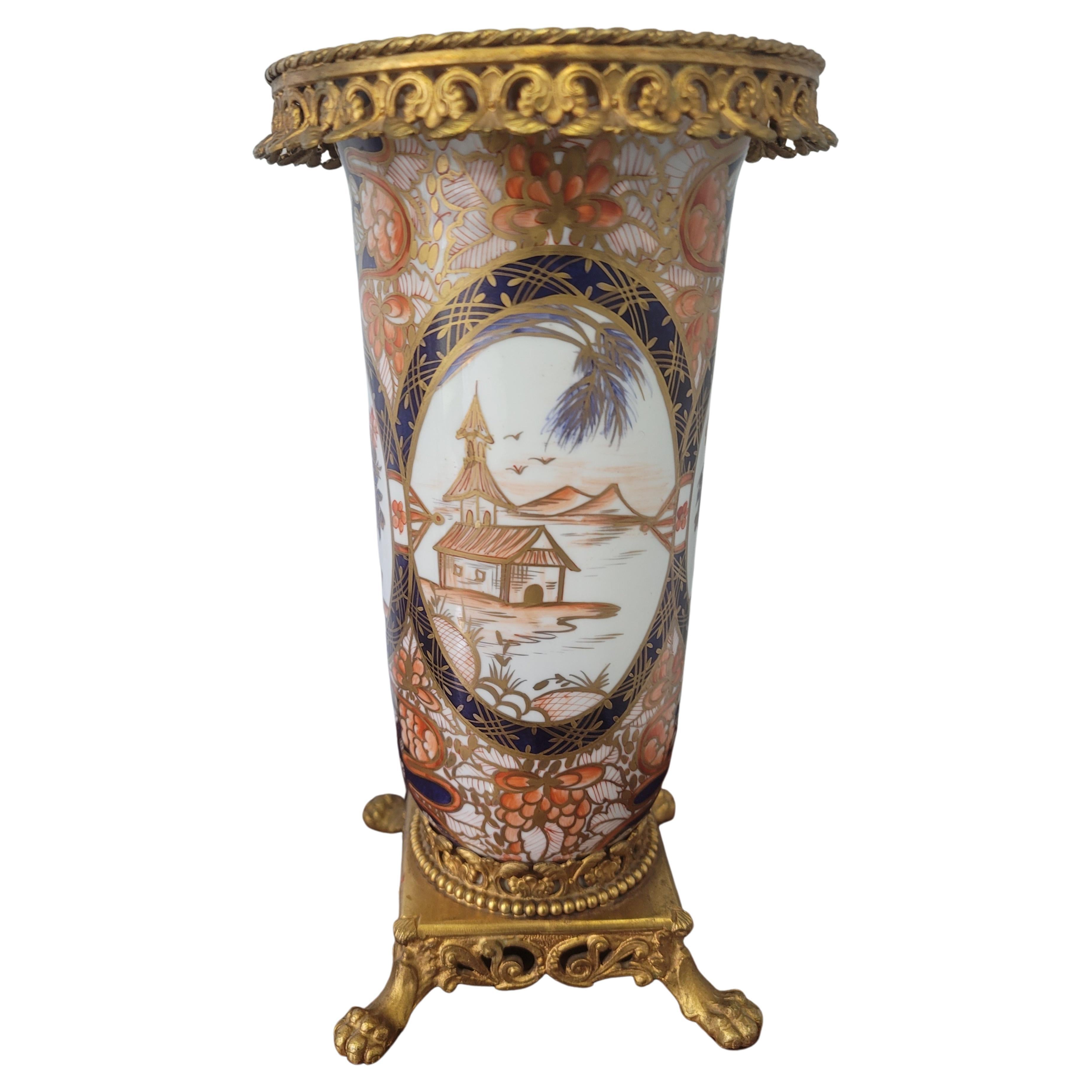 Louis XV Vase en porcelaine Imari française du 19e C. avec galerie en laiton coulé et base sur pattes. en vente