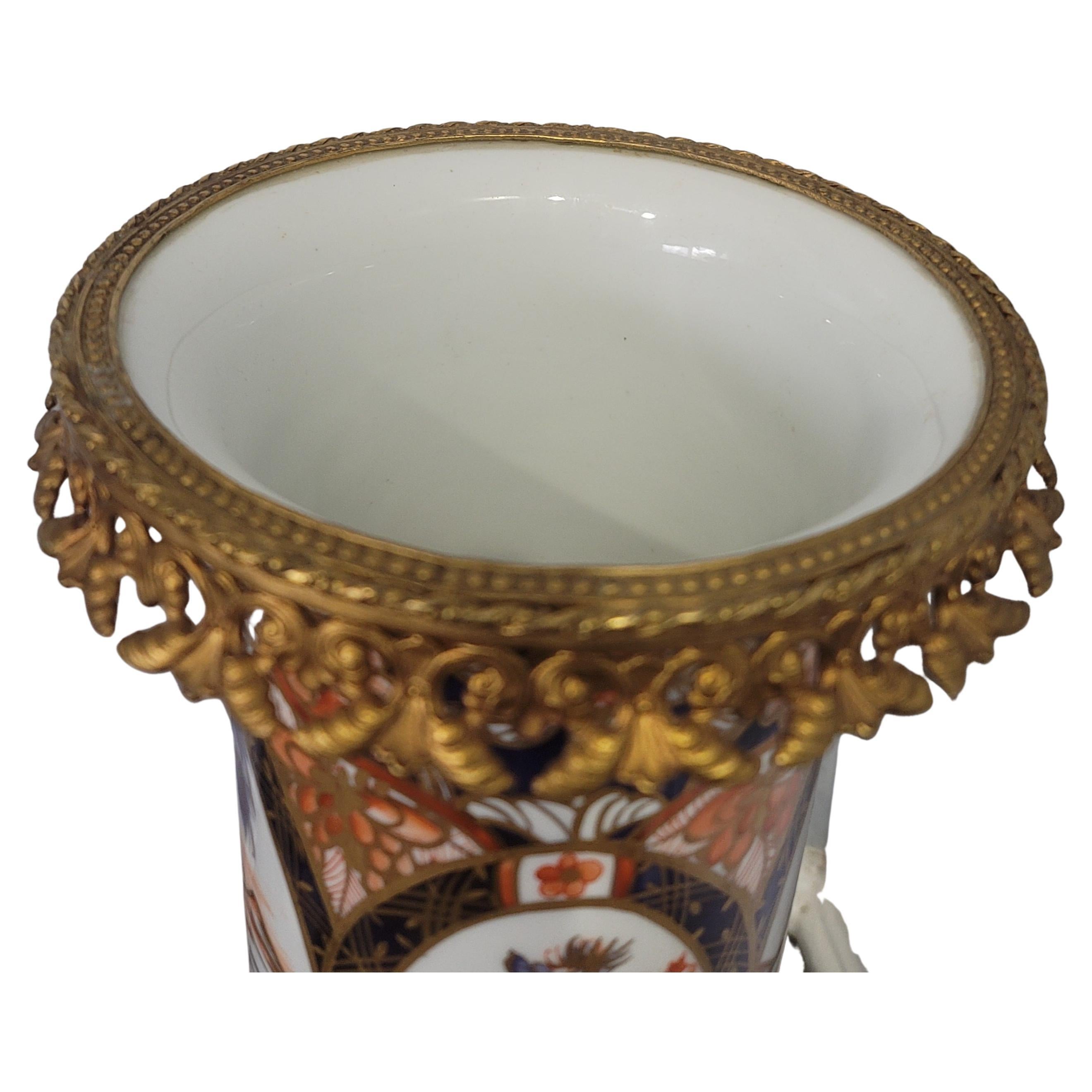 Peint à la main Vase en porcelaine Imari française du 19e C. avec galerie en laiton coulé et base sur pattes. en vente