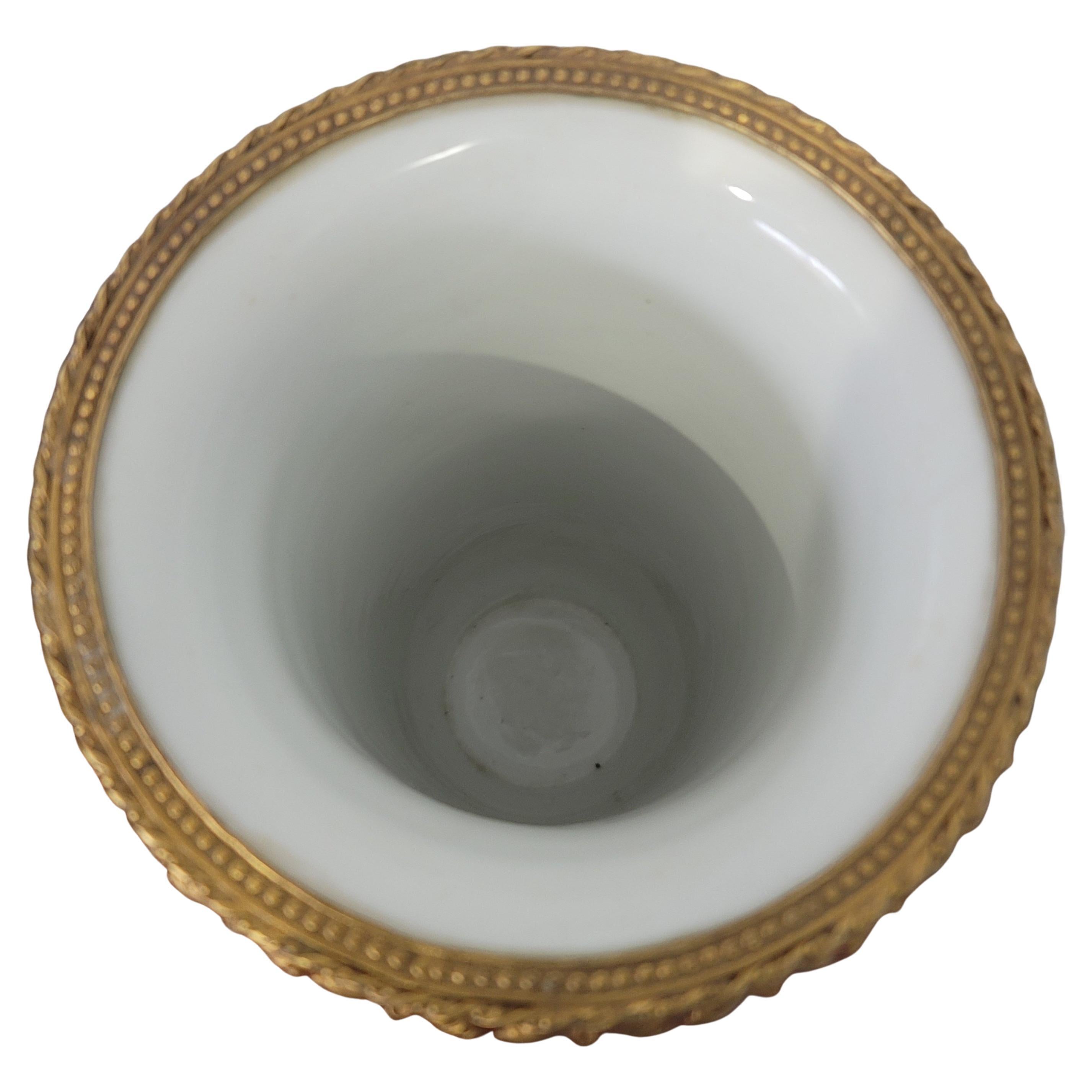 XIXe siècle Vase en porcelaine Imari française du 19e C. avec galerie en laiton coulé et base sur pattes. en vente