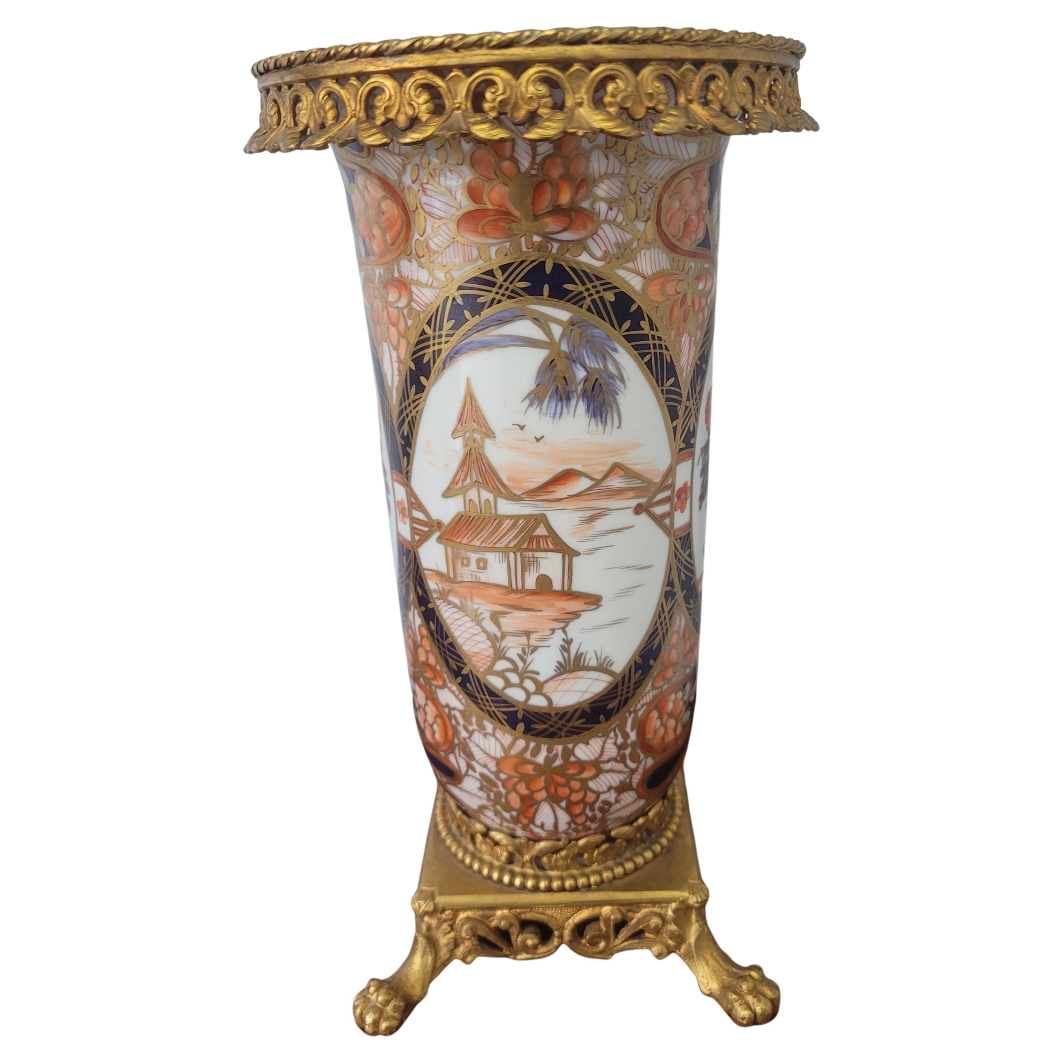 Vase en porcelaine Imari française du 19e C. avec galerie en laiton coulé et base sur pattes. en vente