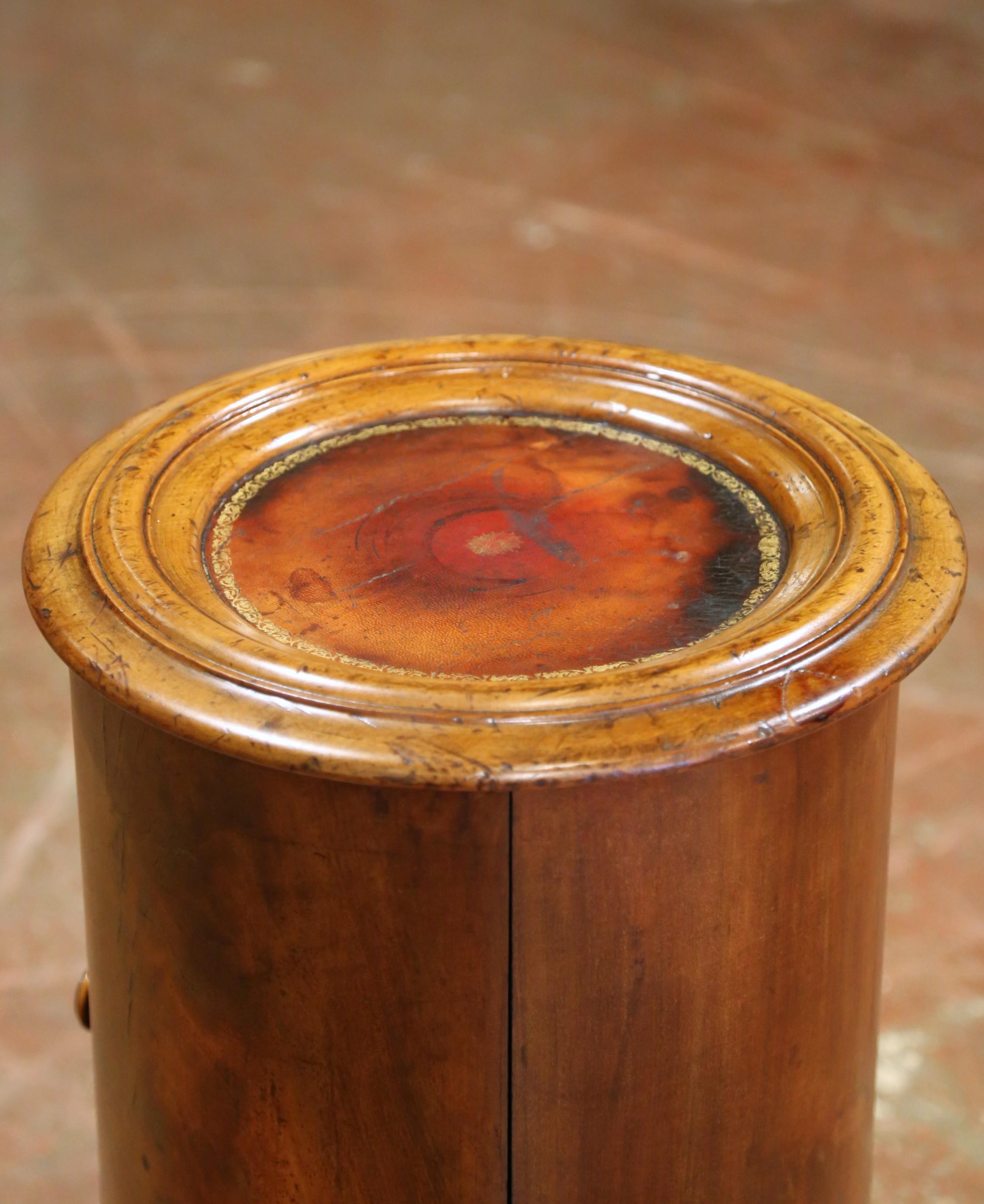 Louis Ph. francés del s. XIX Mesa auxiliar cilíndrica de nogal con tapa de cuero repujado Luis Felipe en venta