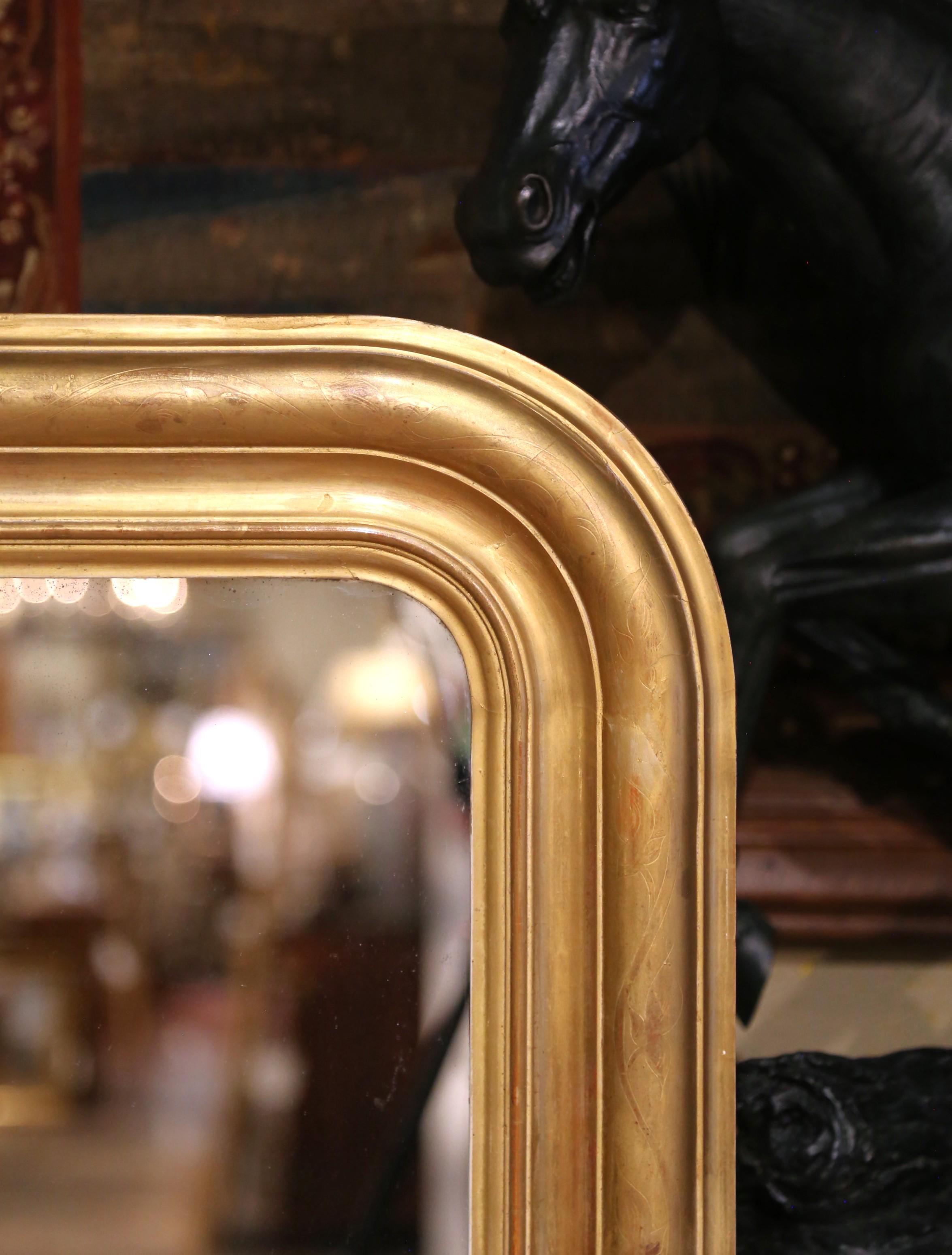 Louis-Philippe A.I.C. Louis Philippe, miroir en bois doré sculpté avec motifs floraux gravés, 19e C. en vente