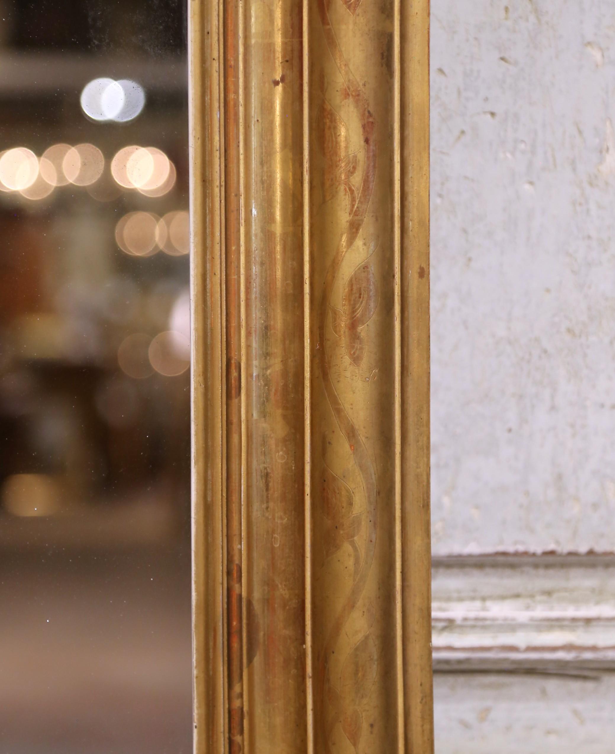 Français A.I.C. Louis Philippe, miroir en bois doré sculpté avec motifs floraux gravés, 19e C. en vente