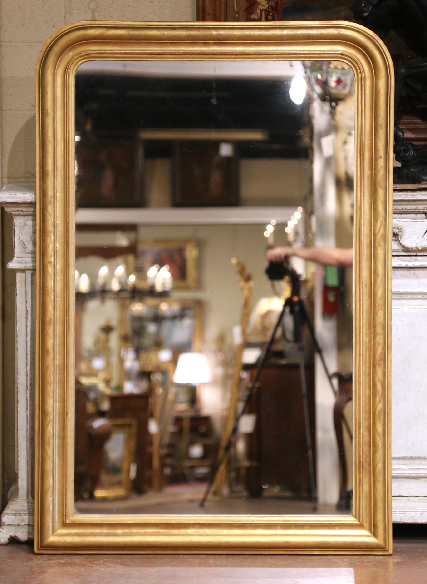 Sculpté à la main A.I.C. Louis Philippe, miroir en bois doré sculpté avec motifs floraux gravés, 19e C. en vente