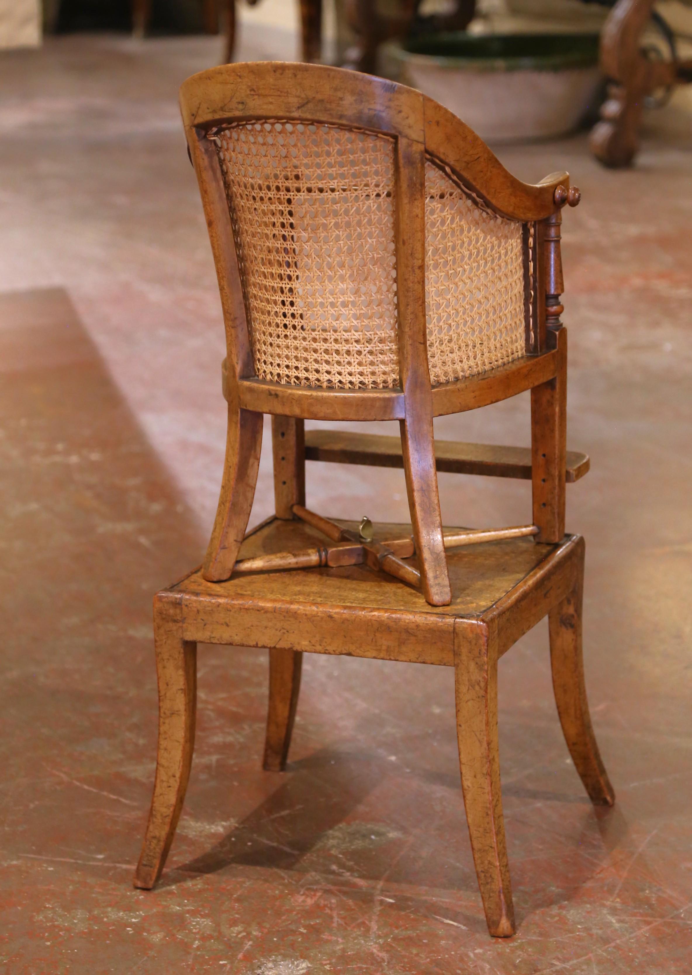 Silla alta Louis Philippe francesa del s. XIX de nogal tallado y caña con reposapiés en venta 2