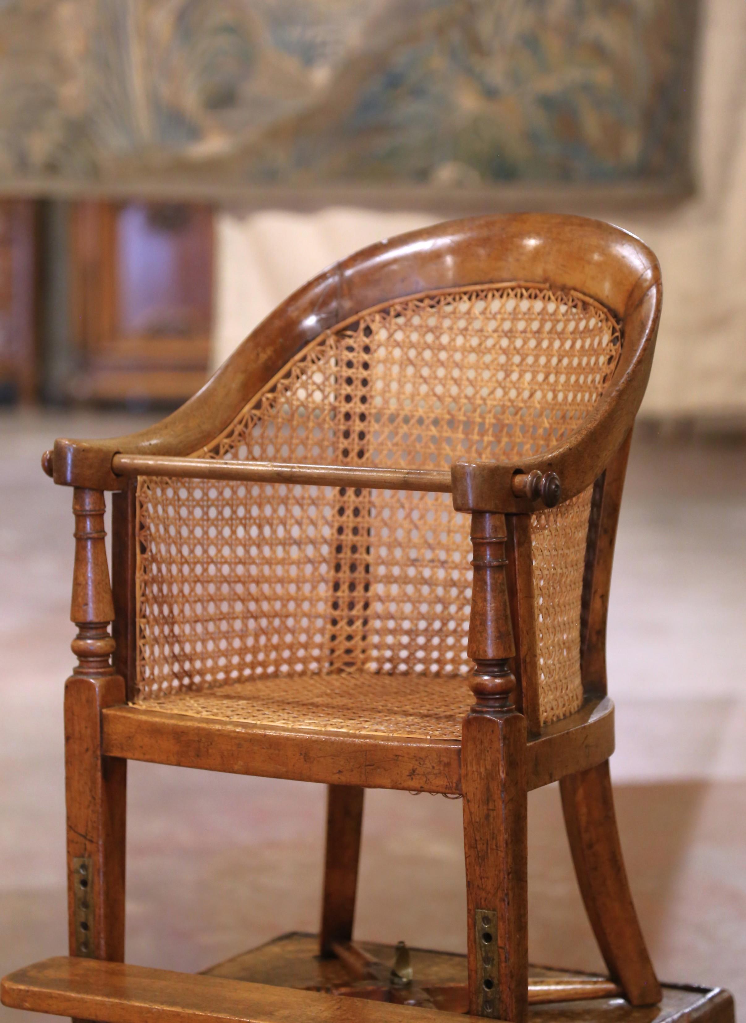 Añade encanto y un atractivo multifuncional a tu colección con esta elegante trona de bebé francesa antigua montada sobre una base de mesa integrada. Fabricada en Francia hacia 1870, la pieza está hecha de nogal macizo y presenta una rica pátina de