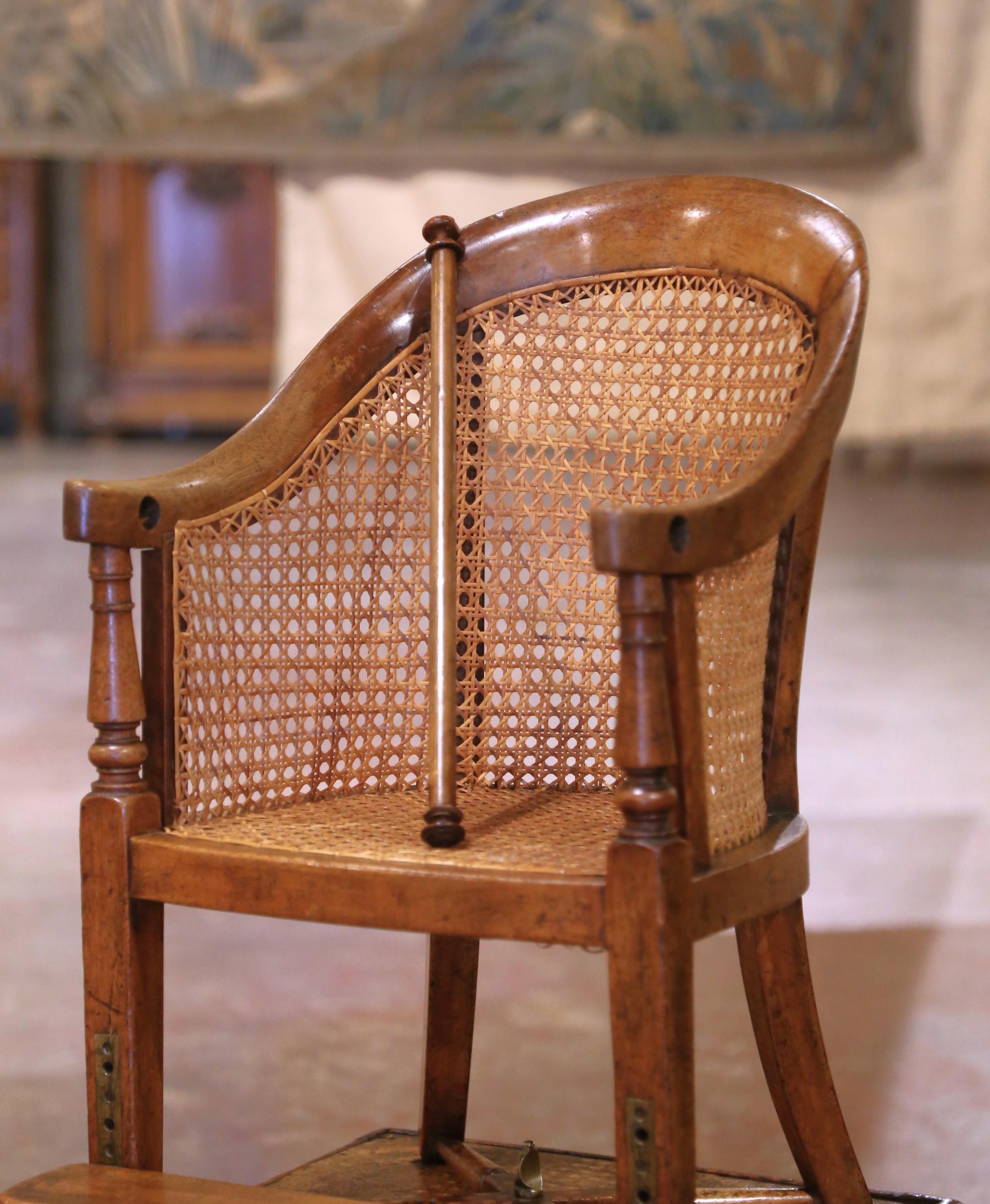 Silla alta Louis Philippe francesa del s. XIX de nogal tallado y caña con reposapiés Luis Felipe en venta