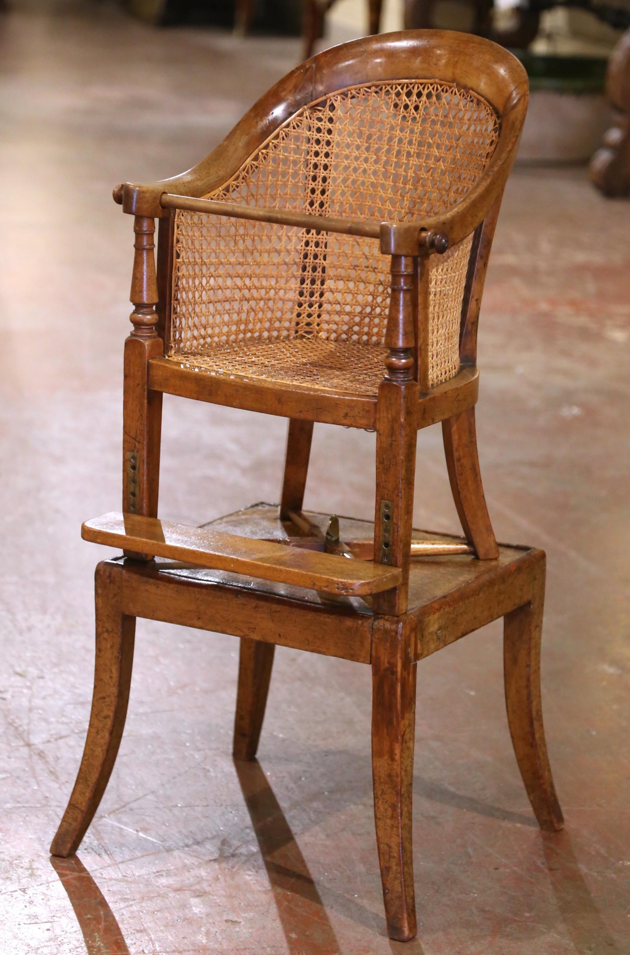 Silla alta Louis Philippe francesa del s. XIX de nogal tallado y caña con reposapiés Francés en venta