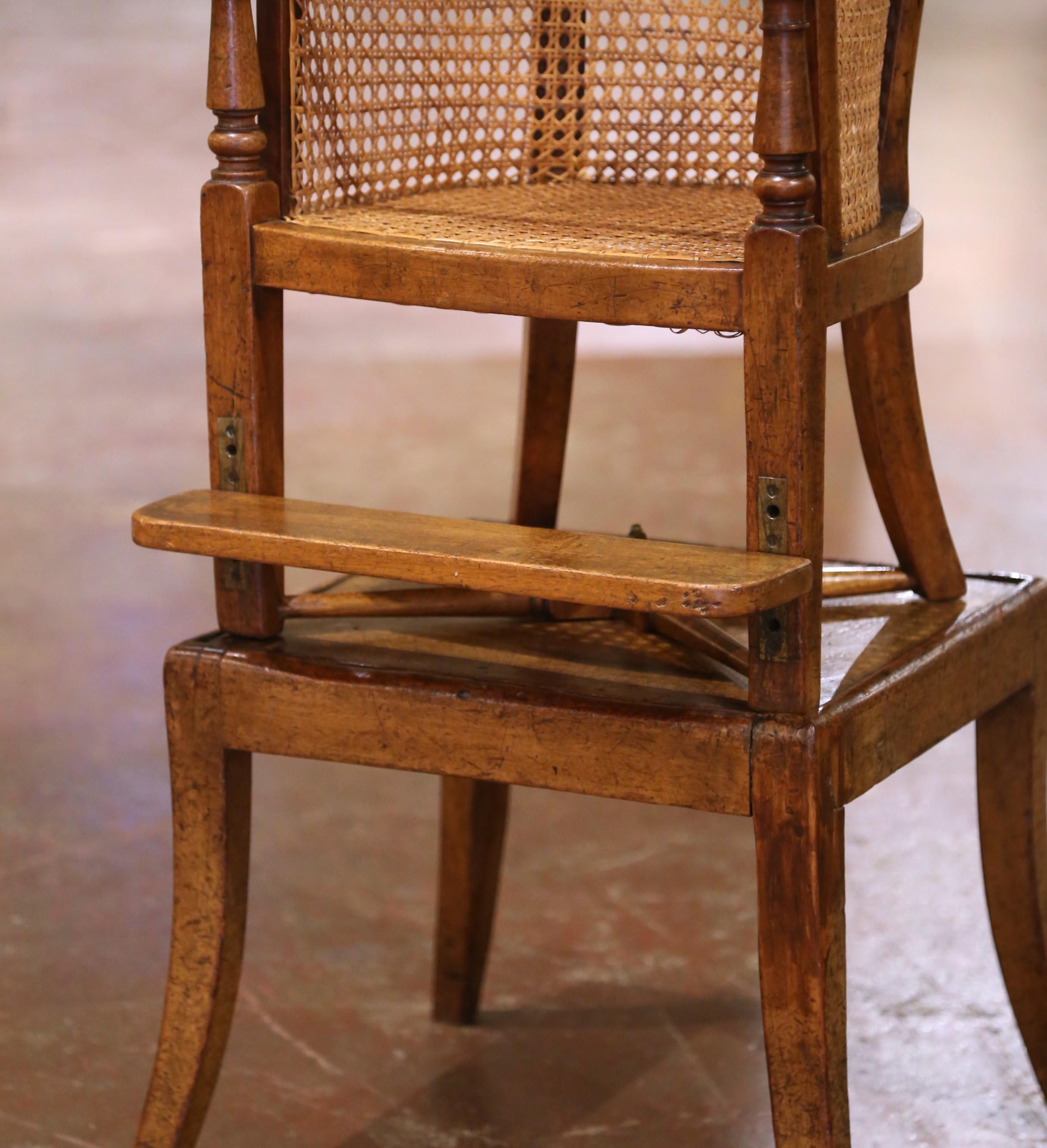 Silla alta Louis Philippe francesa del s. XIX de nogal tallado y caña con reposapiés Tallado a mano en venta