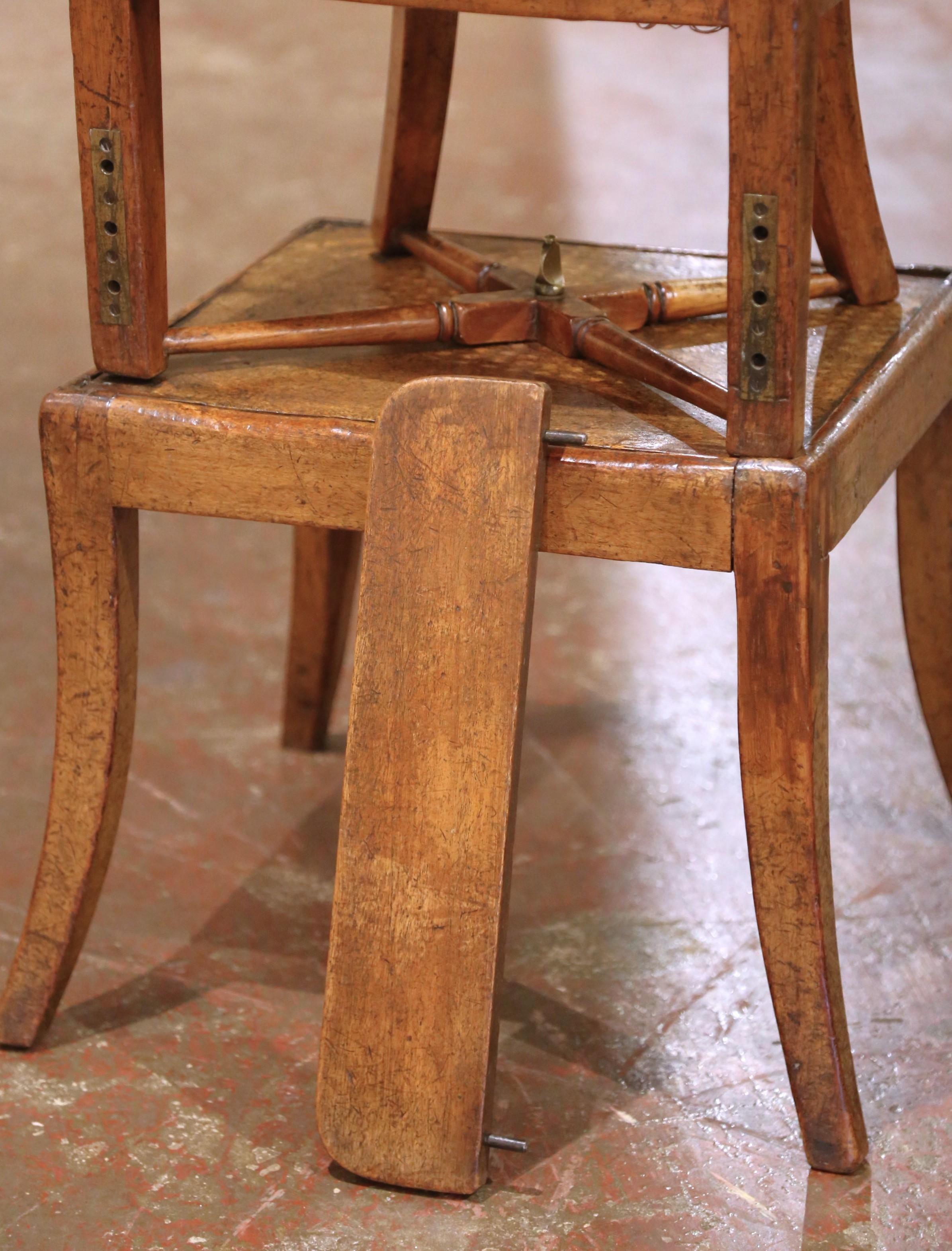 Silla alta Louis Philippe francesa del s. XIX de nogal tallado y caña con reposapiés en Excelente estado para la venta en Dallas, TX