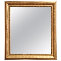 Specchio in legno dorato francese Louis Philippe del XIX secolo con motivo a righe e decorazioni in perline