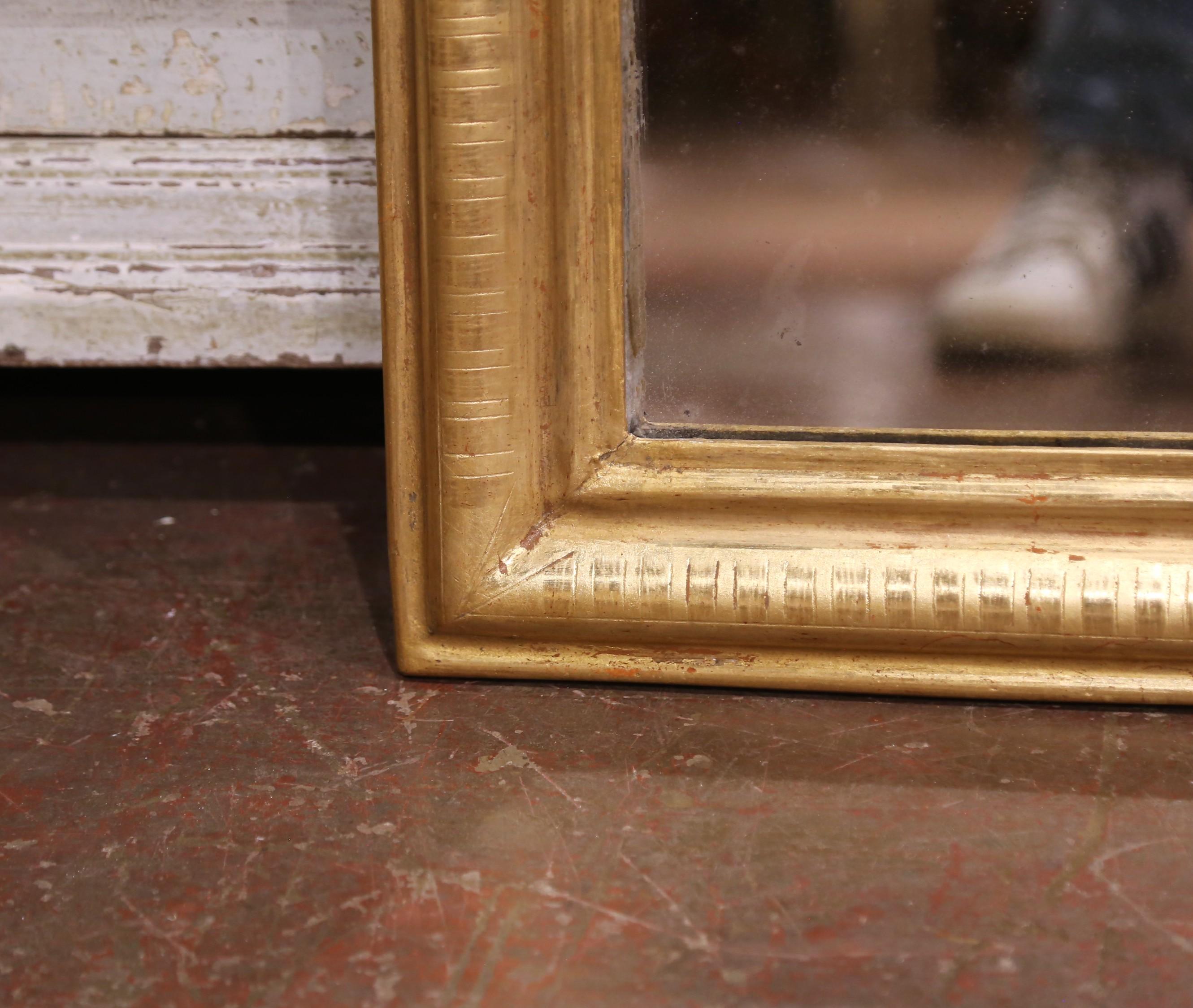 Espejo de pared de madera dorada Louis Philippe francés del s. XIX con decoración de rayas grabadas Francés en venta