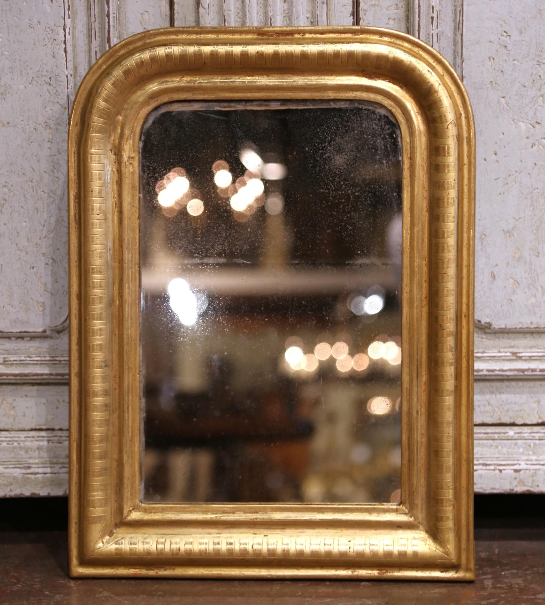Espejo de pared de madera dorada Louis Philippe francés del s. XIX con decoración de rayas grabadas Tallado a mano en venta