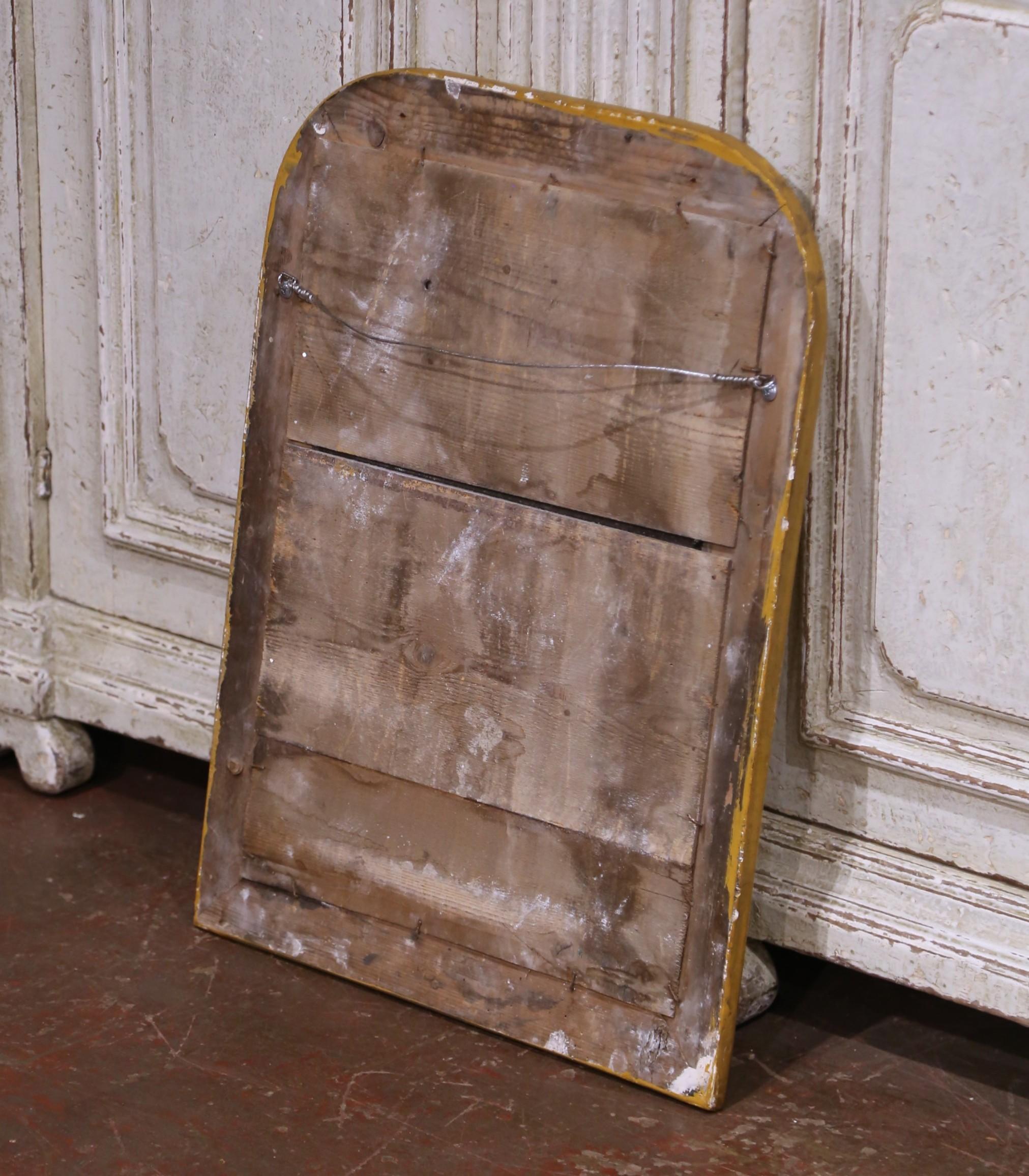 Espejo de pared de madera dorada Louis Philippe francés del s. XIX con decoración de rayas grabadas en Excelente estado para la venta en Dallas, TX