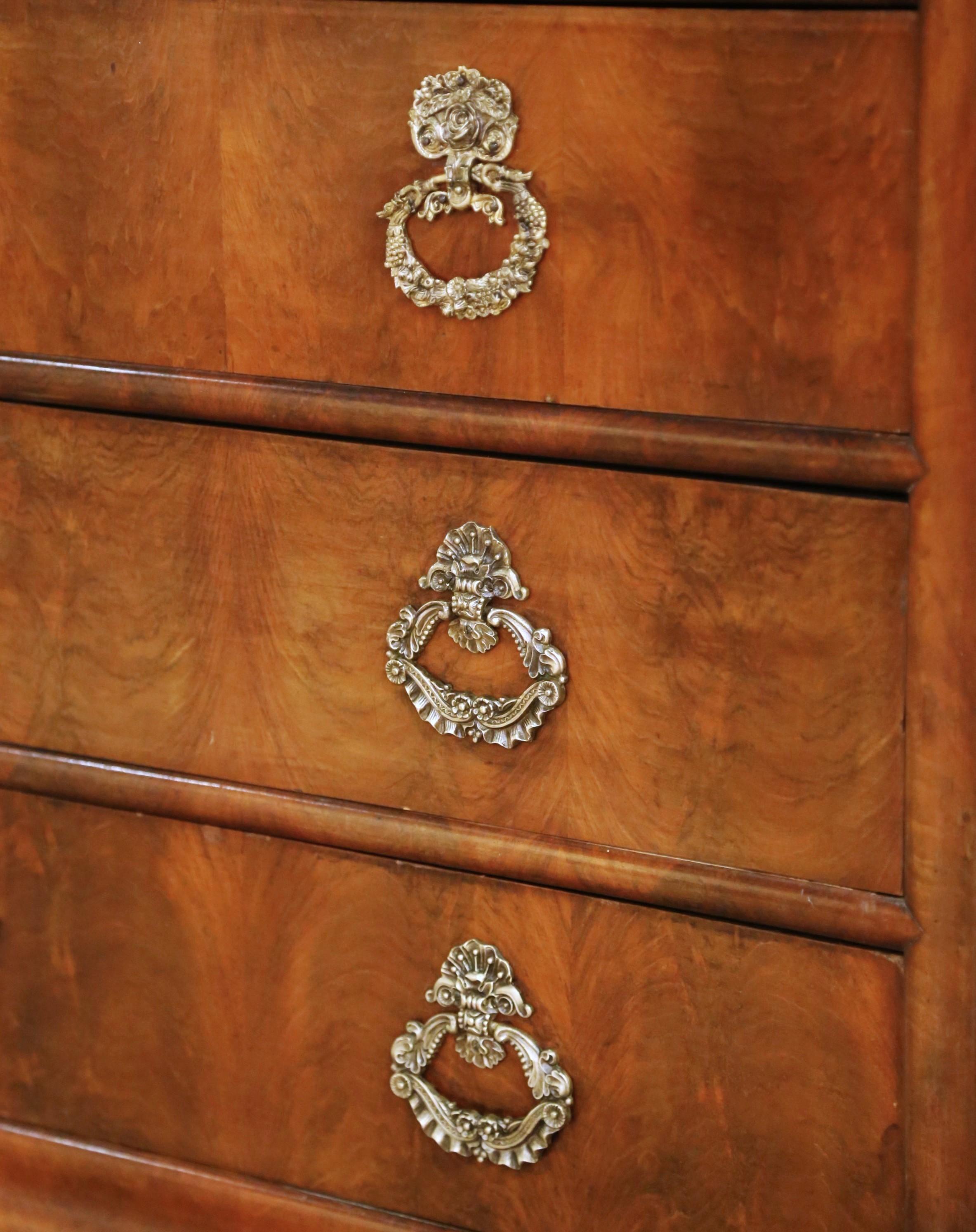 Luigi Filippo Cassettiera in mogano Louis Philippe del XIX secolo con piano in marmo grigio in vendita