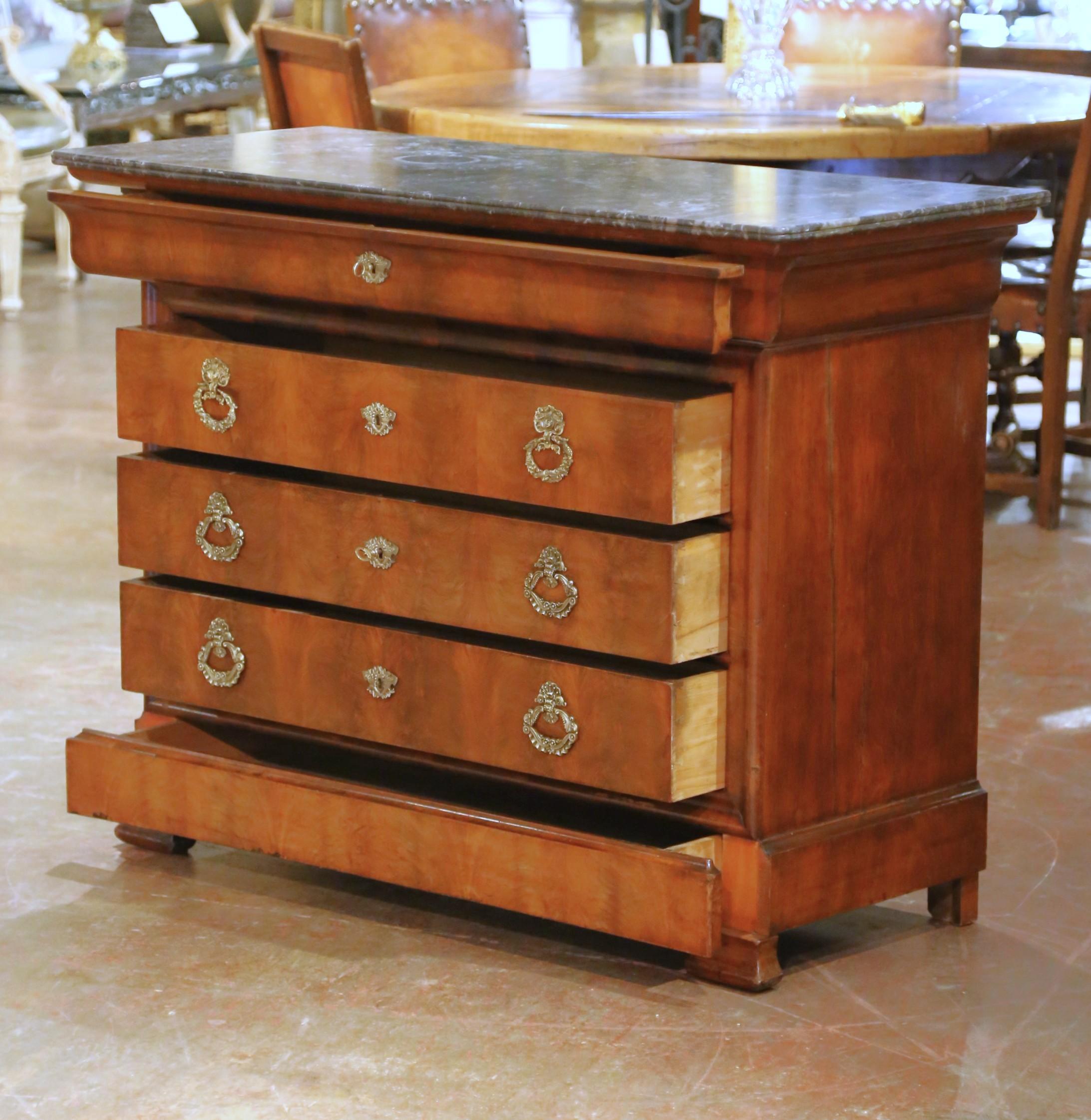 Cassettiera in mogano Louis Philippe del XIX secolo con piano in marmo grigio In condizioni ottime in vendita a Dallas, TX