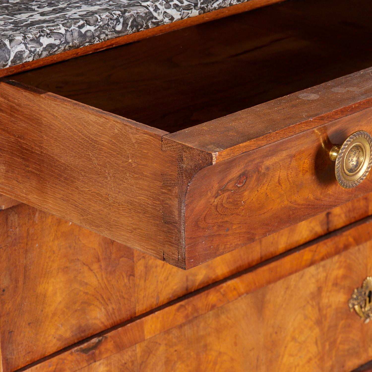 Francese A.I.C. Philipp, Commode in noce con piano in marmo del XIX secolo - Collection'S Iris Apfel in vendita