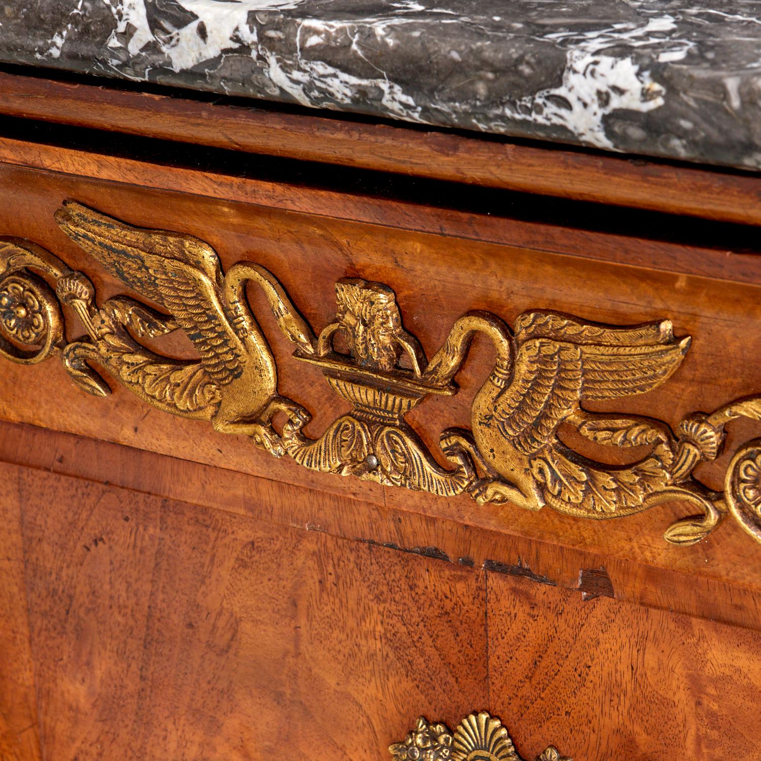 Dorato A.I.C. Philipp, Commode in noce con piano in marmo del XIX secolo - Collection'S Iris Apfel in vendita